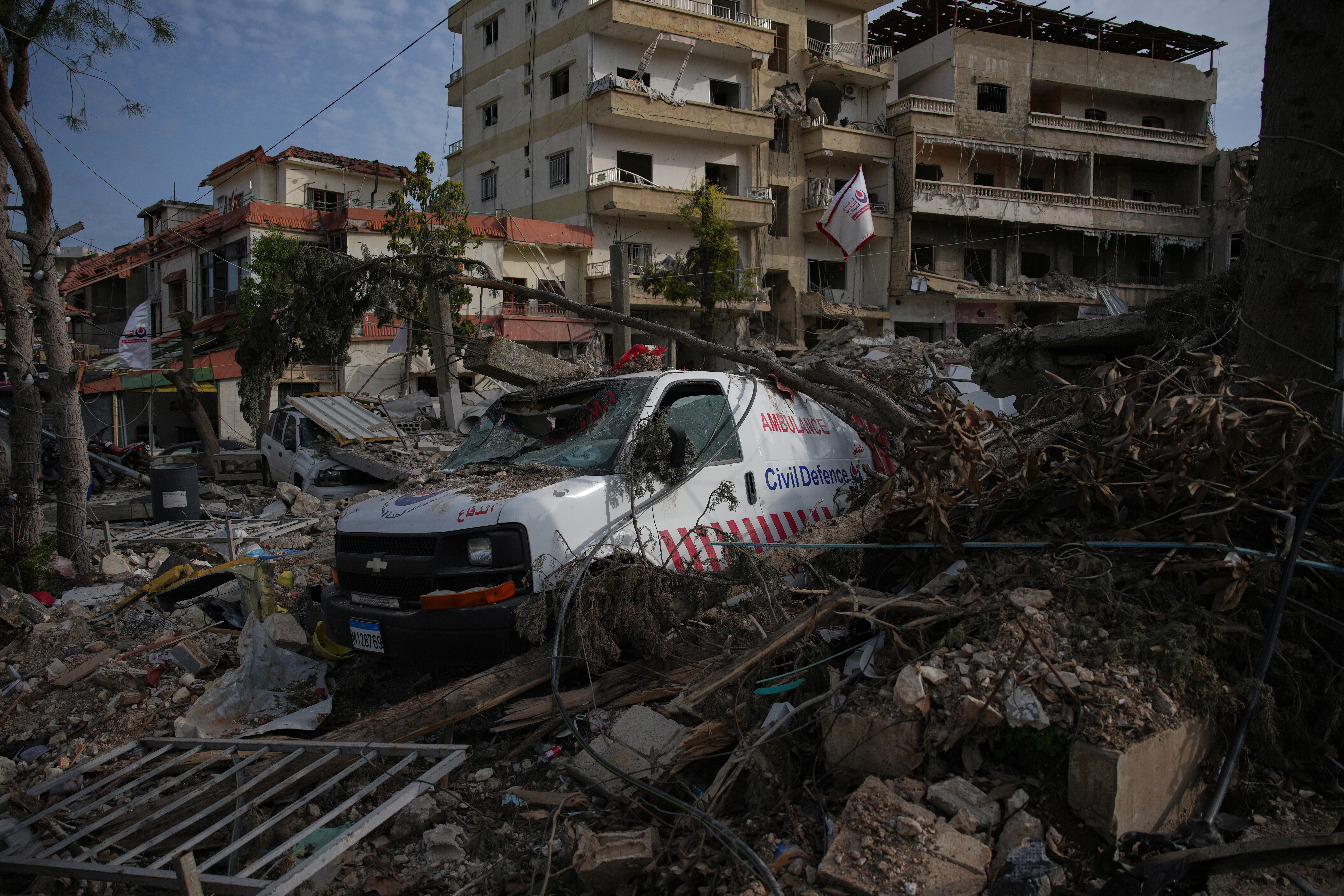 Tens of thousands return to southern Lebanon despite warnings and risks