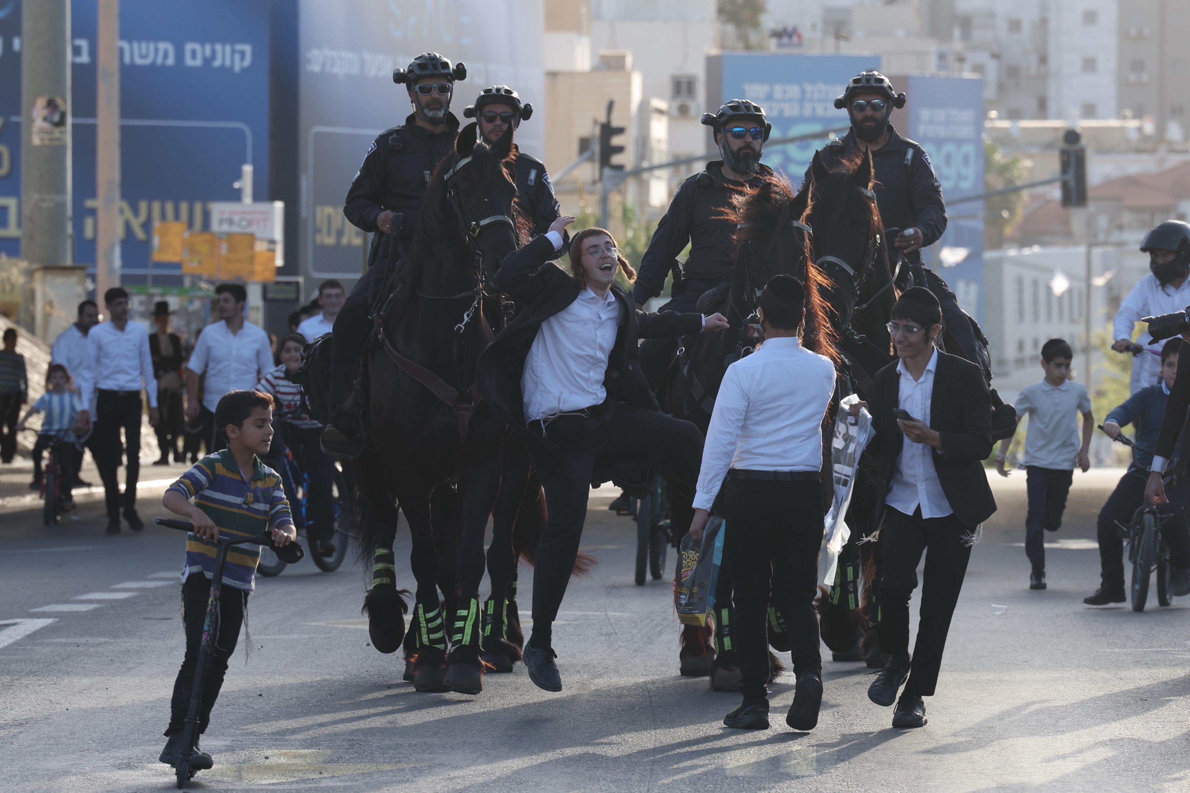 epa12919773 Police use calvary against ultra-Orthodox Jews protesting against military conscription which blocked a main highway in Bnei Brak, Israel, 28 April 2026. EPA/ABIR SULTAN