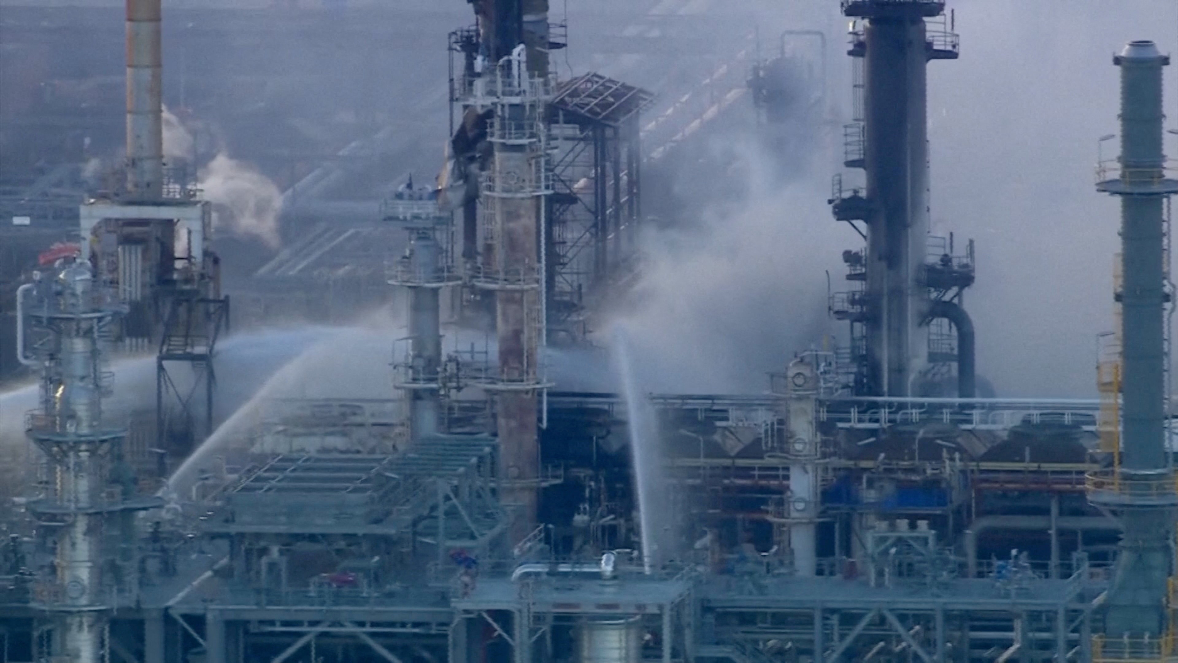 Efforts are made to douse the fire at Viva Energy Group's refinery in Geelong, Australia April 16, 2026, in this screengrab from a video. Seven Network/Nine Network/Handout via REUTERS THIS IMAGE HAS BEEN SUPPLIED BY A THIRD PARTY AUSTRALIA OUT. NO COMMERCIAL OR EDITORIAL SALES IN AUSTRALIA. NEW ZEALAND OUT. NO COMMERCIAL OR EDITORIAL SALES IN NEW ZEALAND. PAPUA NEW GUINEA OUT. NO COMMERCIAL OR EDITORIAL SALES IN PAPUA NEW GUINEA. NO RESALES. NO ARCHIVES. NO USE AUSTRALIA, NEW ZEALAND, PAPUA NEW GUINEA-BASED INTERNET SITES, MOBILE PLATFORMS OR SITES OF MEDIA ORGANISATIONS BASED IN THOSE COUNTRIES, NVO CLIENTS/ SMH.COM.AU/ NEWS.COM.AU. TPX IMAGES OF THE DAY