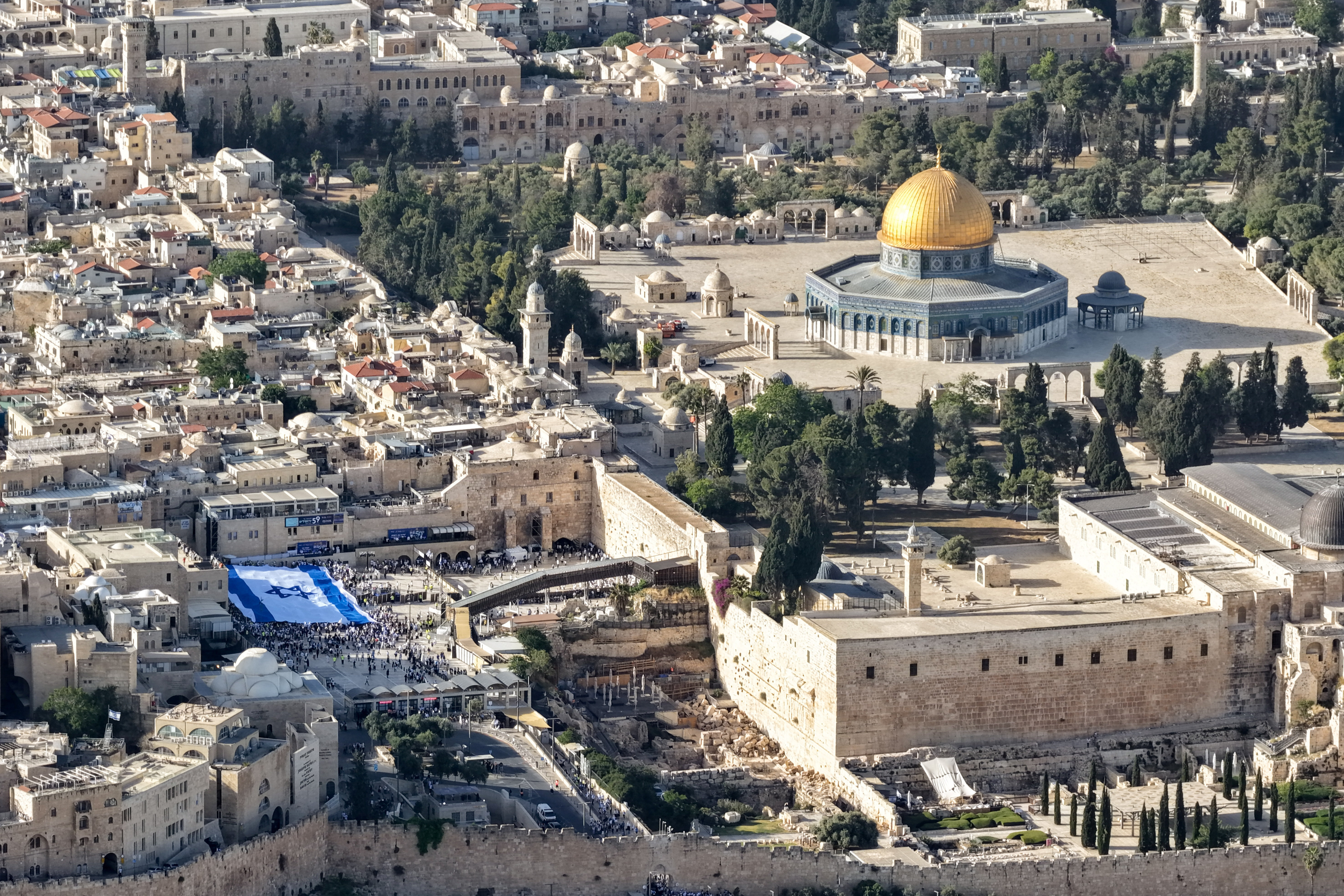 Israeli ultranationalists chant racist slogans during Jerusalem Day march