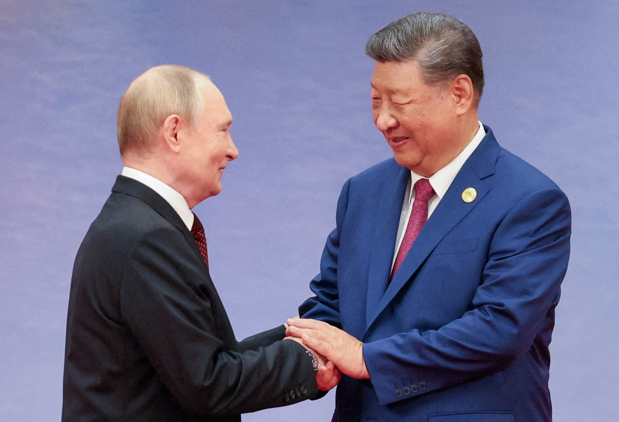 FILE PHOTO: Chinese President Xi Jinping welcomes Russian President Vladimir Putin during a ceremony at the Shanghai Cooperation Organisation (SCO) summit in Tianjin, China August 31, 2025. Sputnik/Alexander Kazakov/Pool via REUTERS ATTENTION EDITORS - THIS IMAGE WAS PROVIDED BY A THIRD PARTY./File Photo