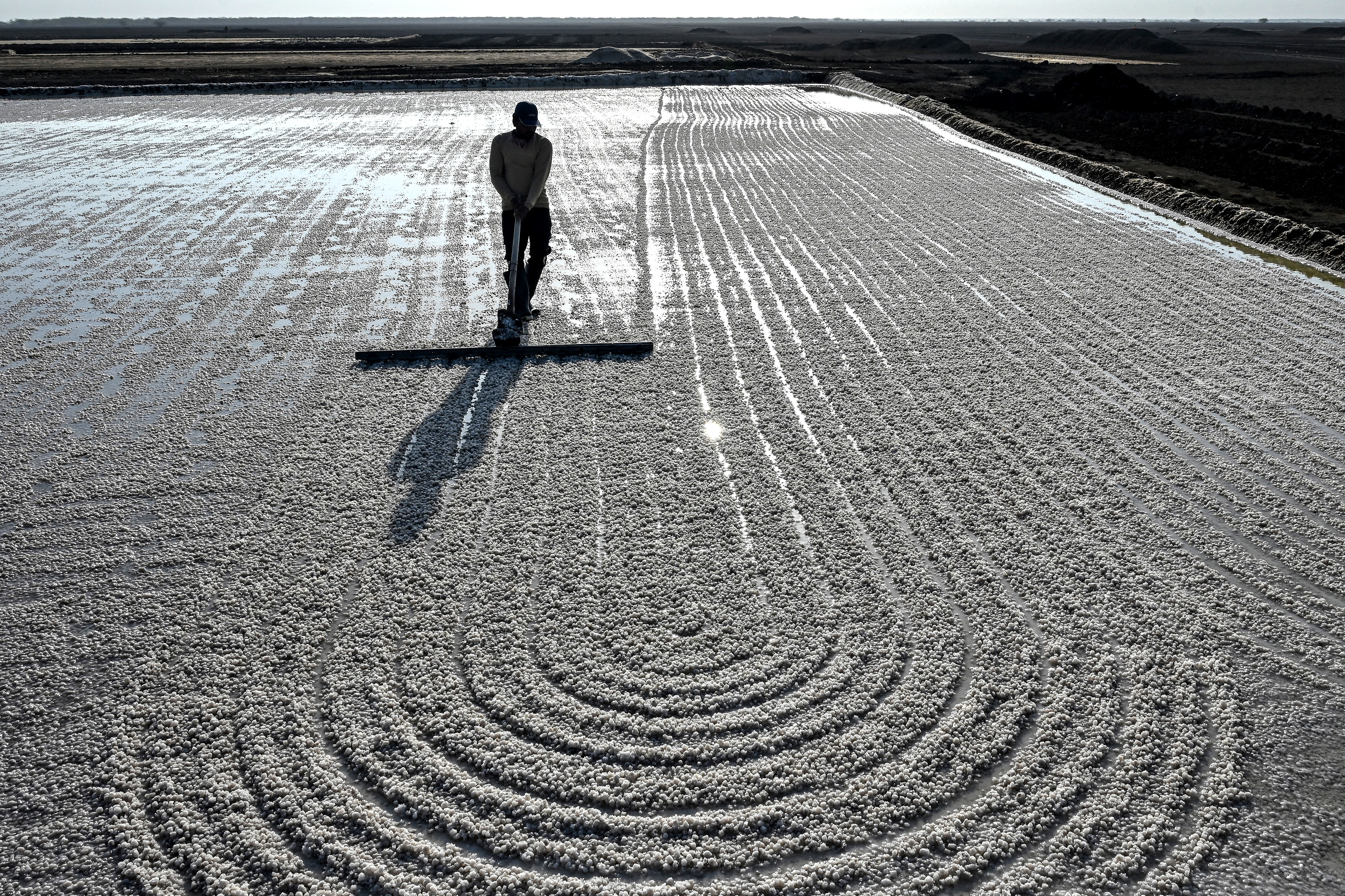 India’s salt workers endure brutal heat in Gujarat’s remote desert