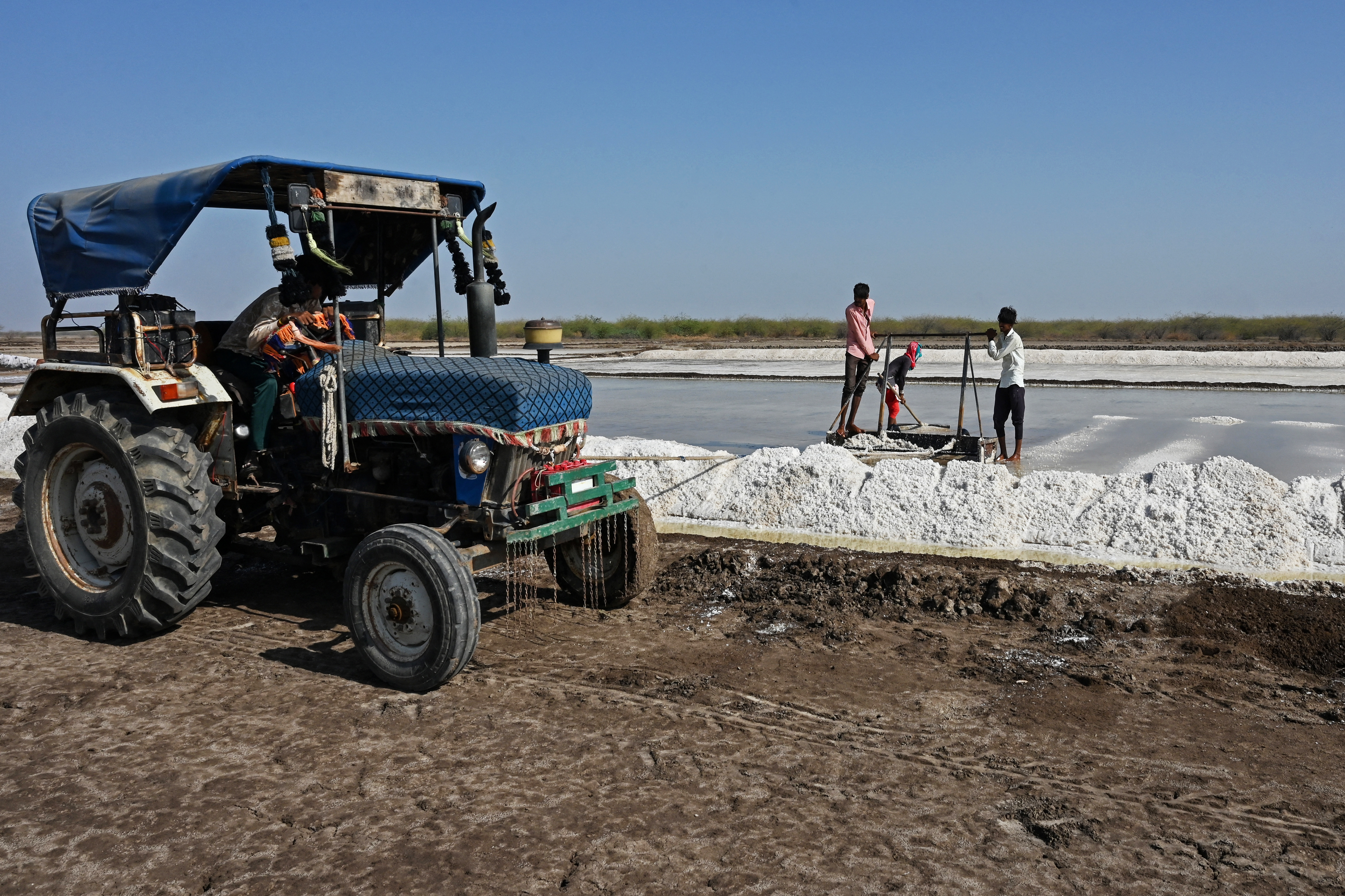 India’s salt workers endure brutal heat in Gujarat’s remote desert