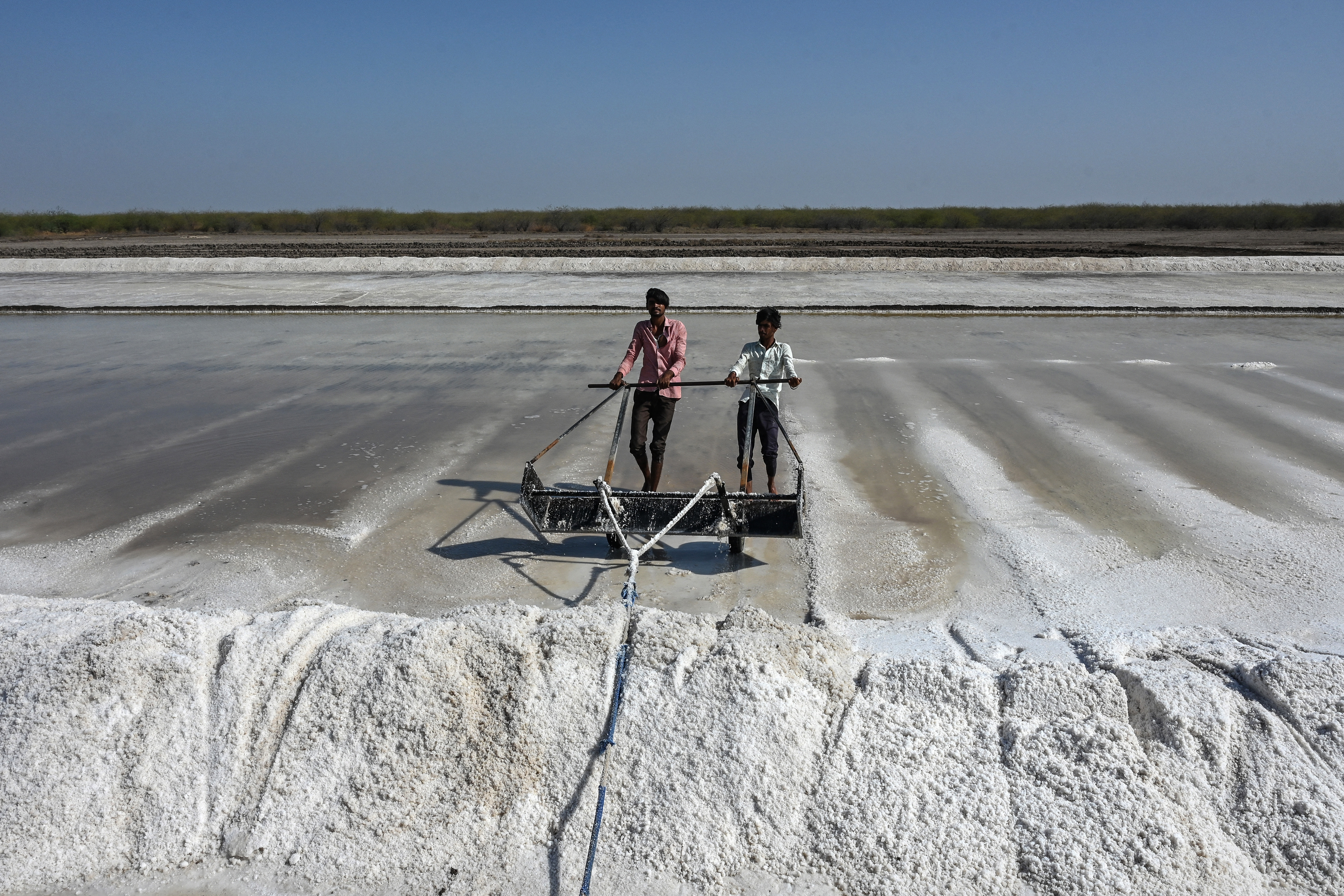 India’s salt workers endure brutal heat in Gujarat’s remote desert