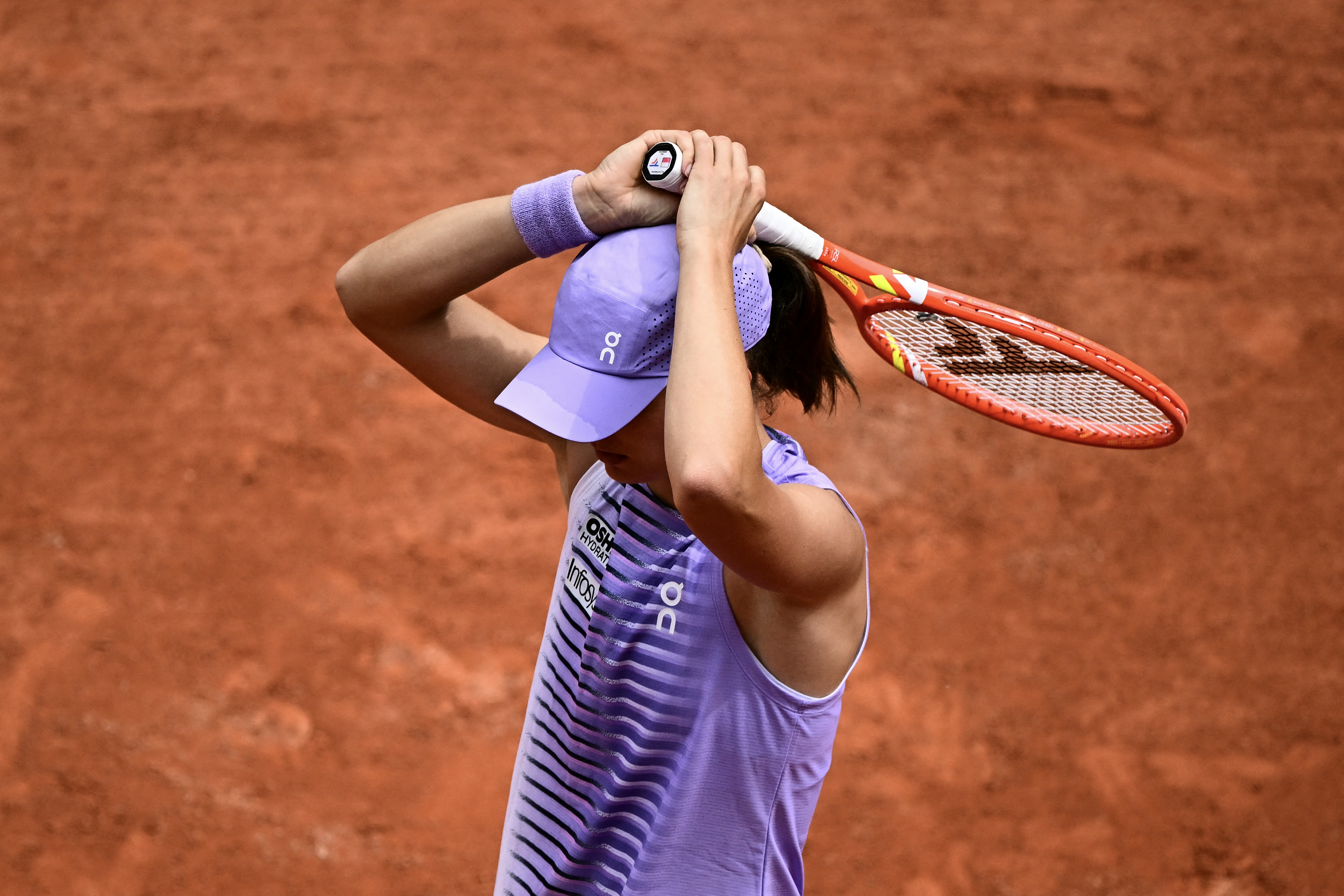 Poland's Iga Swiatek reacts as she plays against Ukraine's Marta Kostyuk during their women's singles match on day 8 of the French Open tennis tournament on Court Philippe-Chatrier at the Roland-Garros Complex in Paris on May 31, 2026. (Photo by JULIEN DE ROSA / AFP)