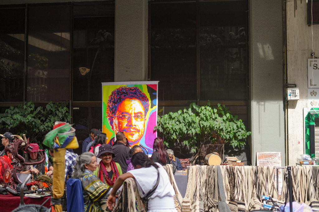 In Bogotá's historic district, street artists are painting a portrait of left-wing candidate Iván Cepeda.