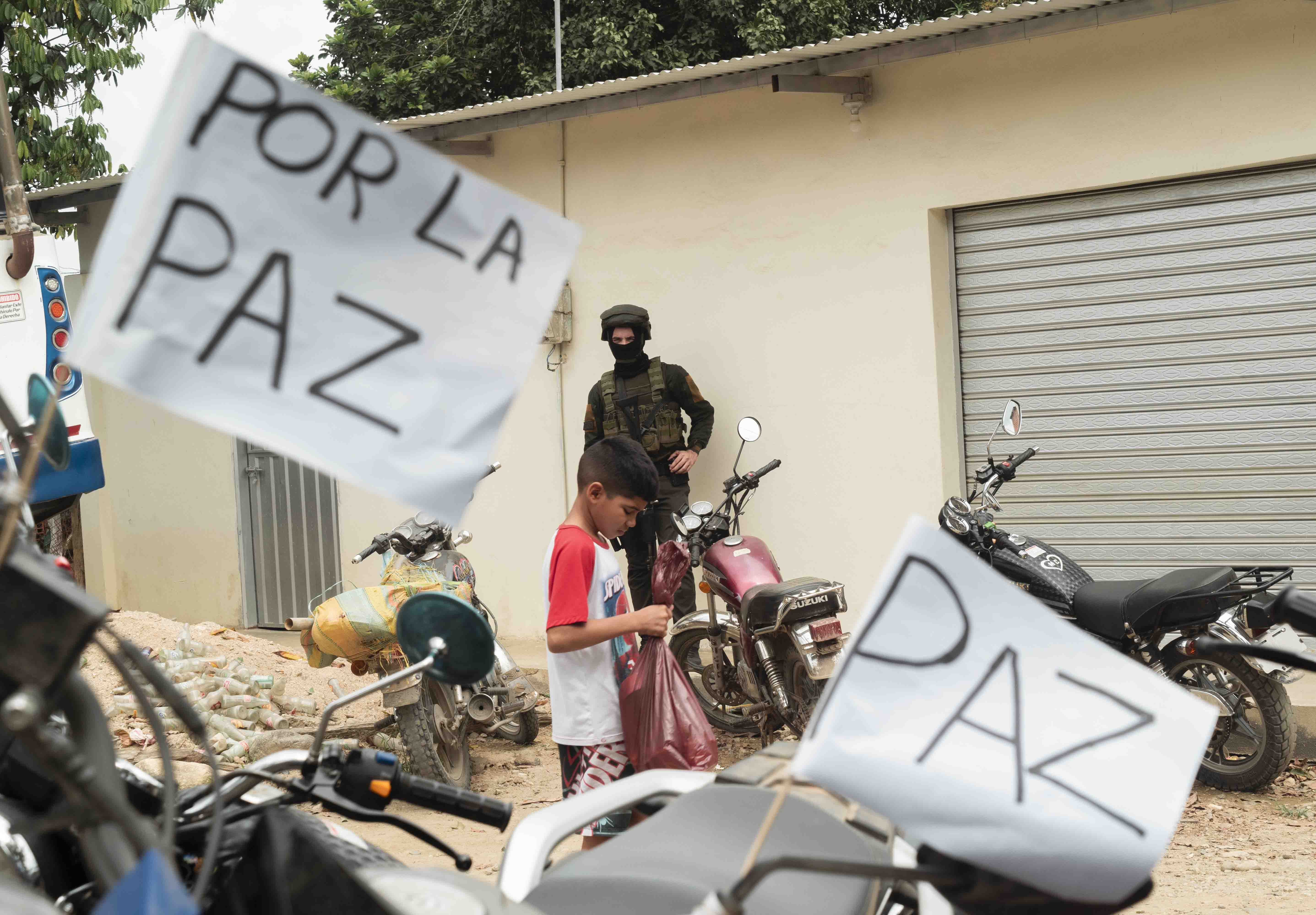 Humanitarian caravan in Catatumbo with peace signs