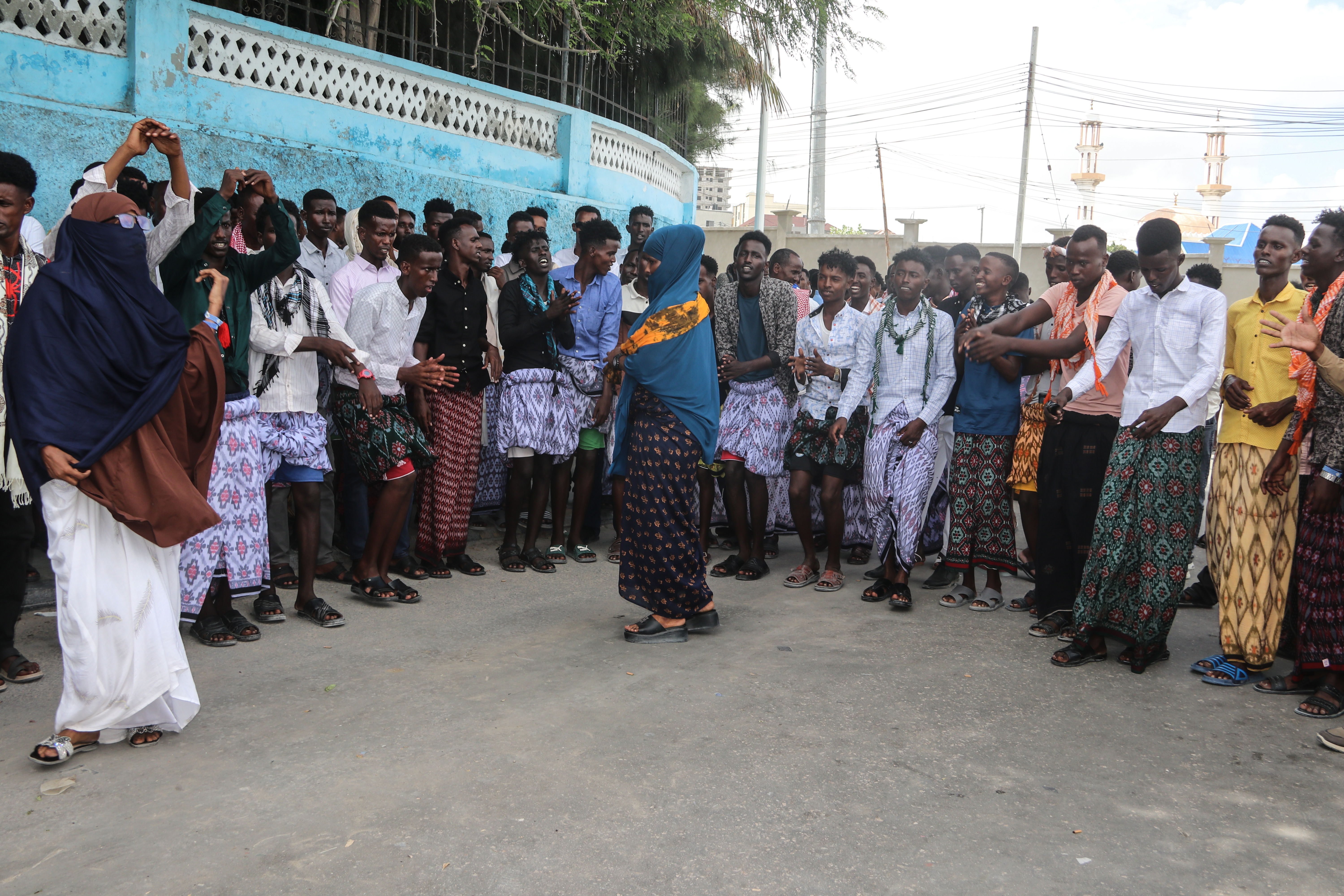 A large crowd gathers at the Tomb of the Unknown Soldier (Daljirka Dahsoon) in Mogadishu, a memorial honouring Somalis who have died in service of the country. The people participate in traditional Somali dances together. [Faisal Ali/Al Jazeera]