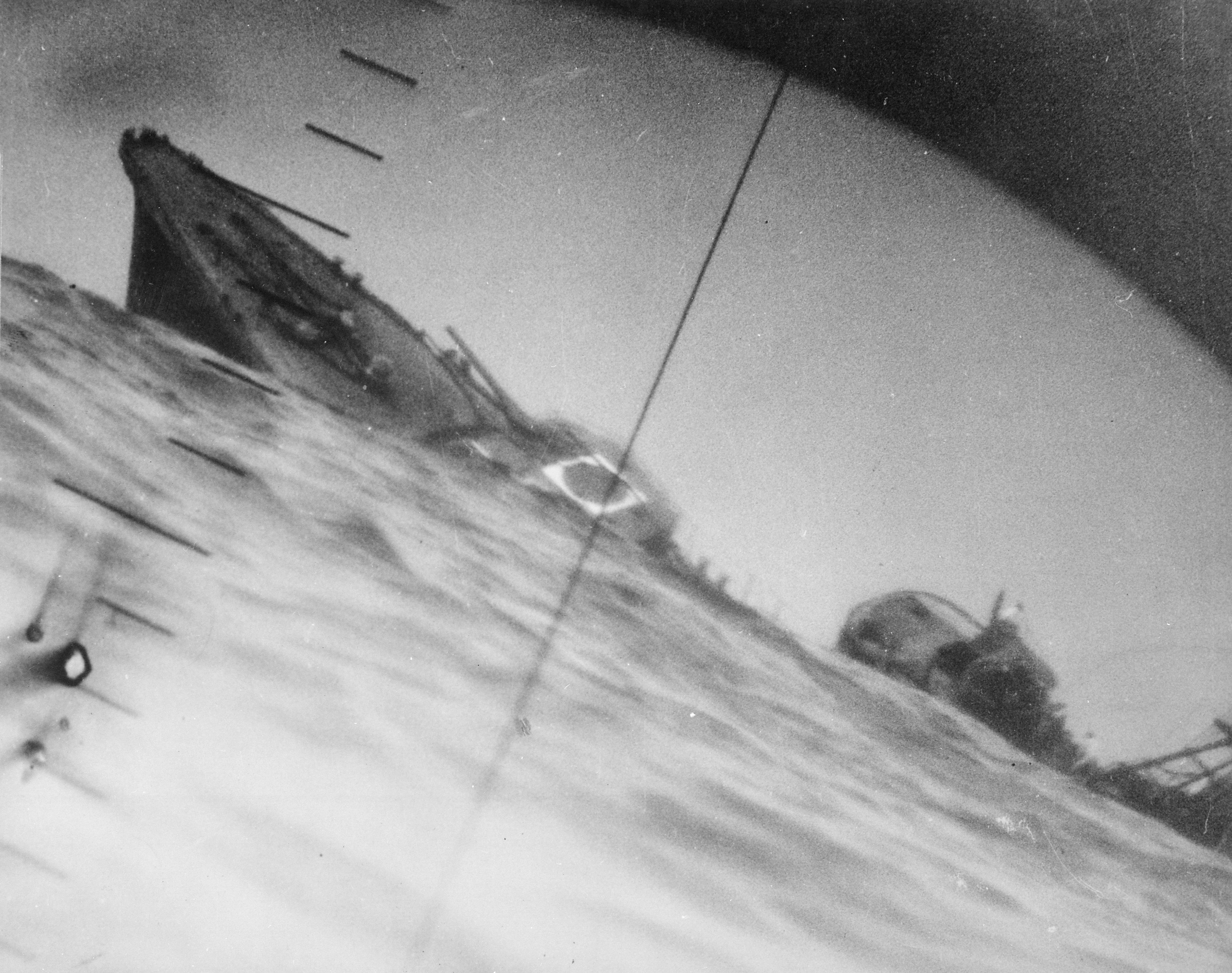Torpedoed_Japanese_destroyer_Yamakaze_sinking_on_25_June_1942-1777774700