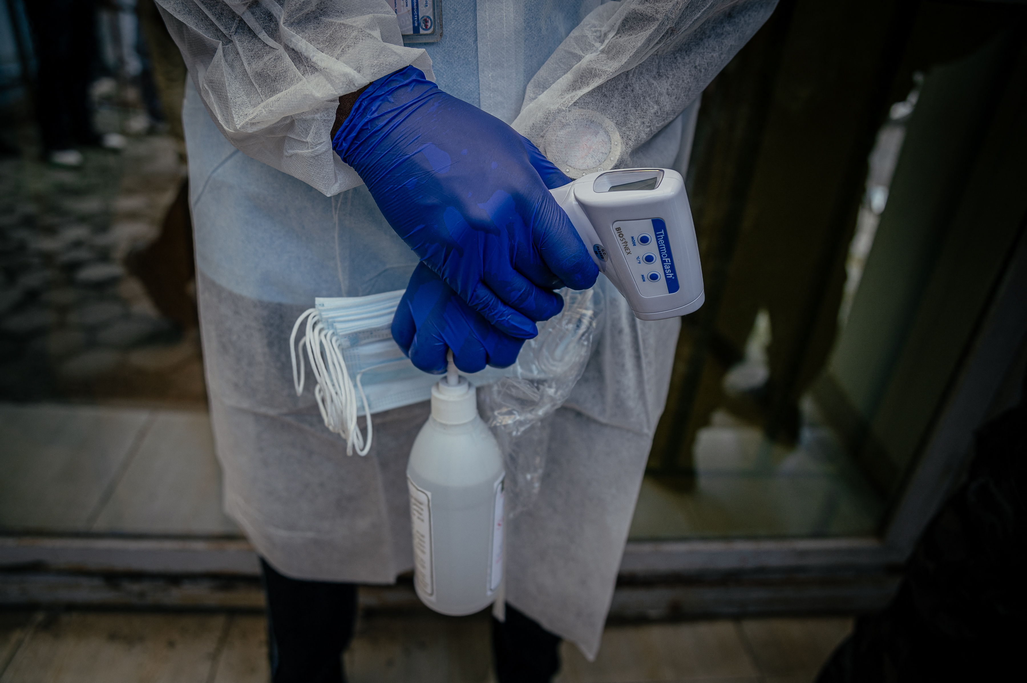TOPSHOT - A health worker monitors visitors arriving at the Rodolphe Mérieux Laboratory, National Biomedical Research Institute (INRB) in Goma, on May 19, 2026.