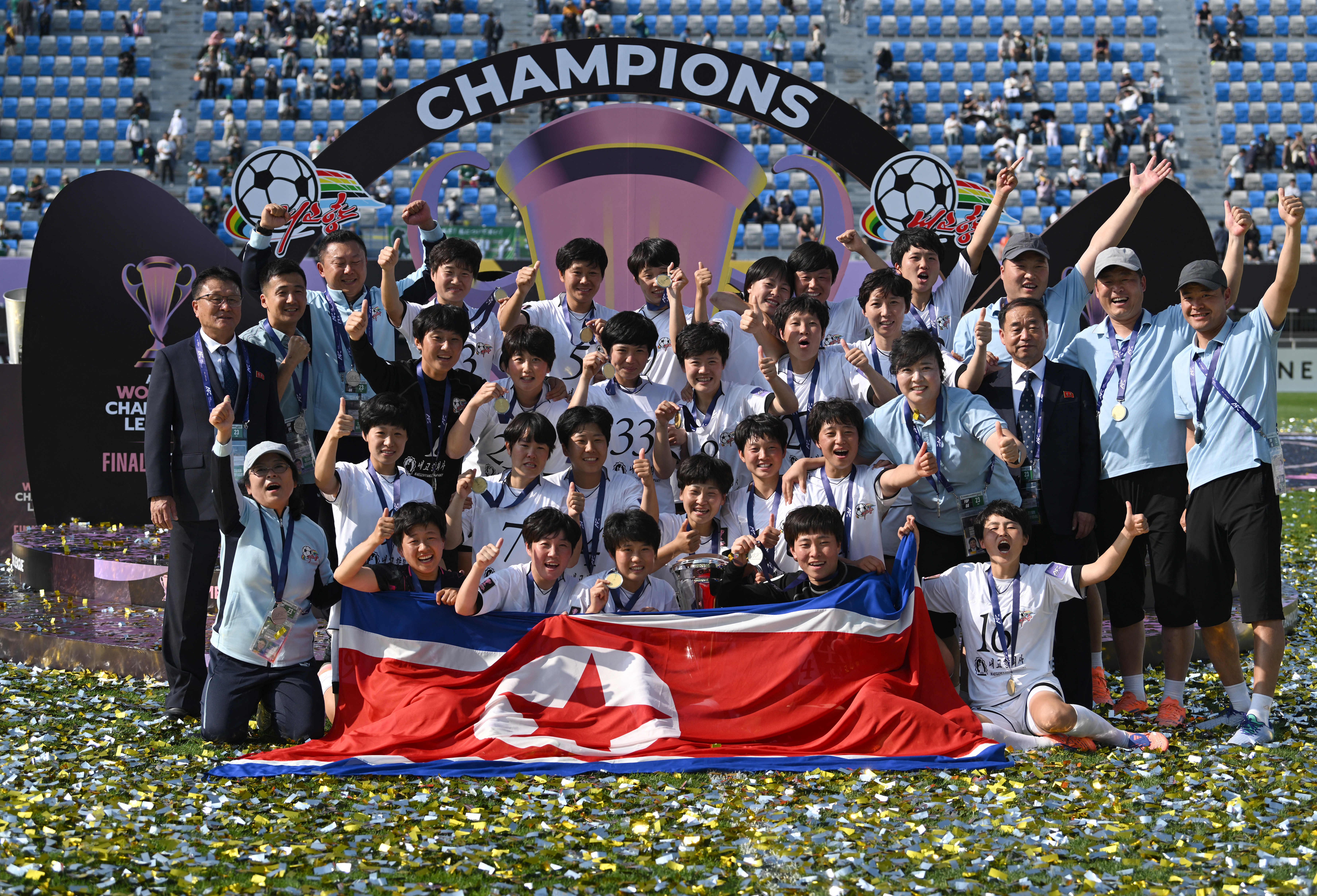 Naegohyang Women's FC players celebrate with the trophy.
