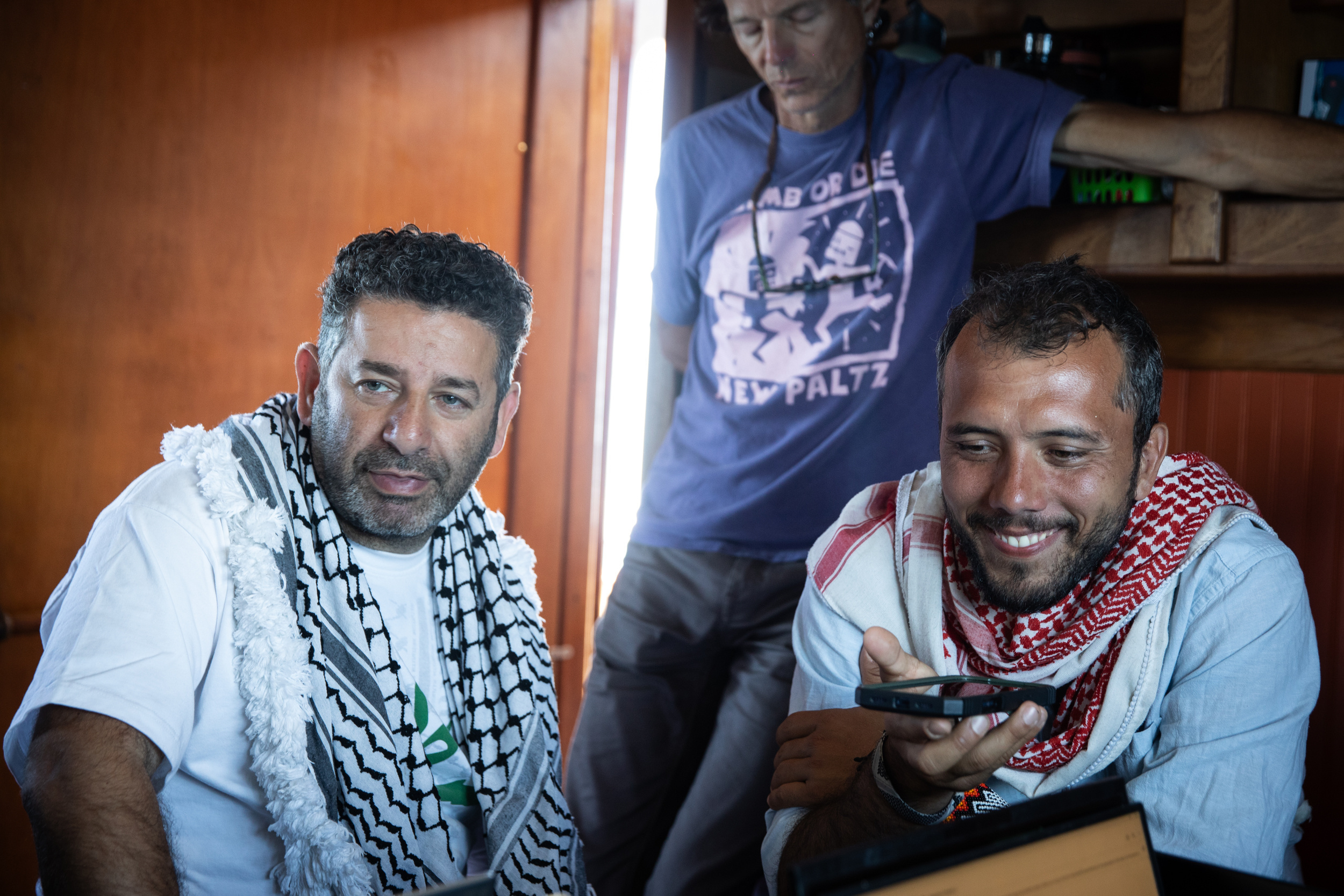 Saif Abukeshek, izquierda, activista palestino-español, y Thiago Ávila, activista brasileño, ambos integrantes del comité directivo de la Flotilla Global Sumud, a bordo del buque Arctic Sunrise de Greenpeace, que se unió a una flotilla con destino a Gaza en el mar Mediterráneo el 18 de abril de 2026. (Max Cavallari/Greenpeace vía AP)