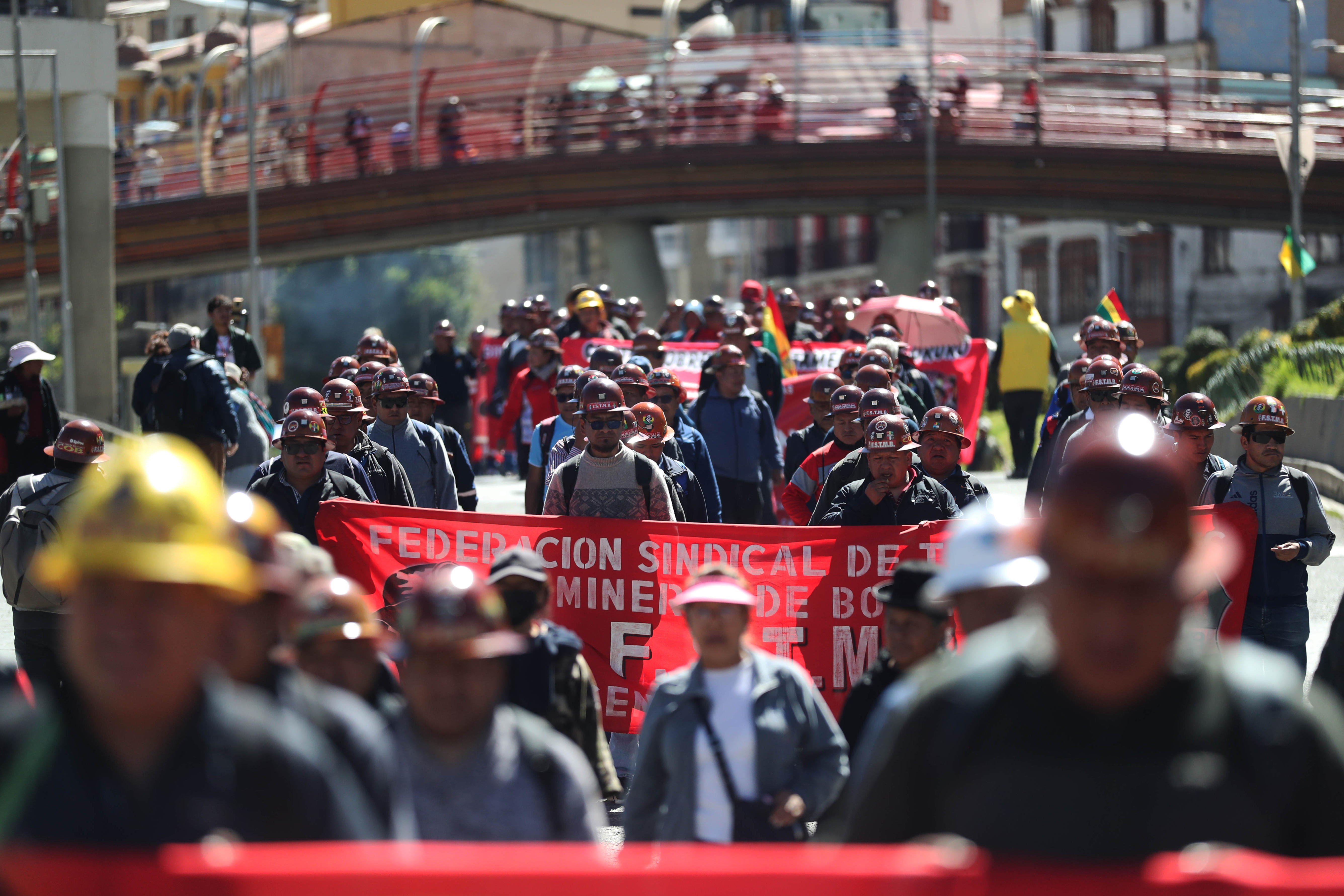 epa12934801 Members of the Bolivian Workers' Central (COB) participate in a protest against the government's policies in La Paz, Bolivia, 05 May 2026. EPA/LUIS GANDARILLAS