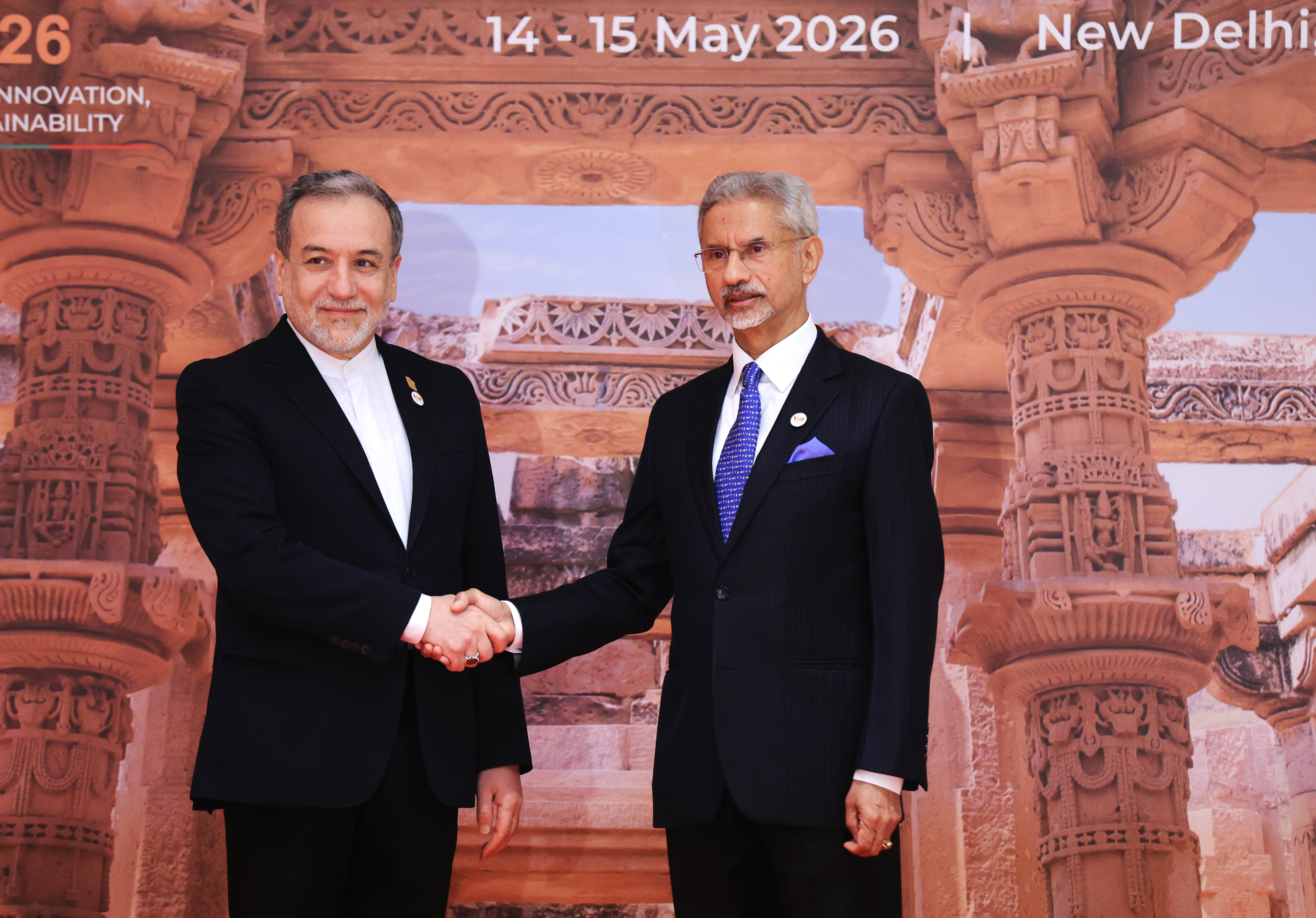 Indian External Affairs Minister Subrahmanyam Jaishankar (R) shakes hands with Iran’s Foreign Minister Abbas Araghchi.