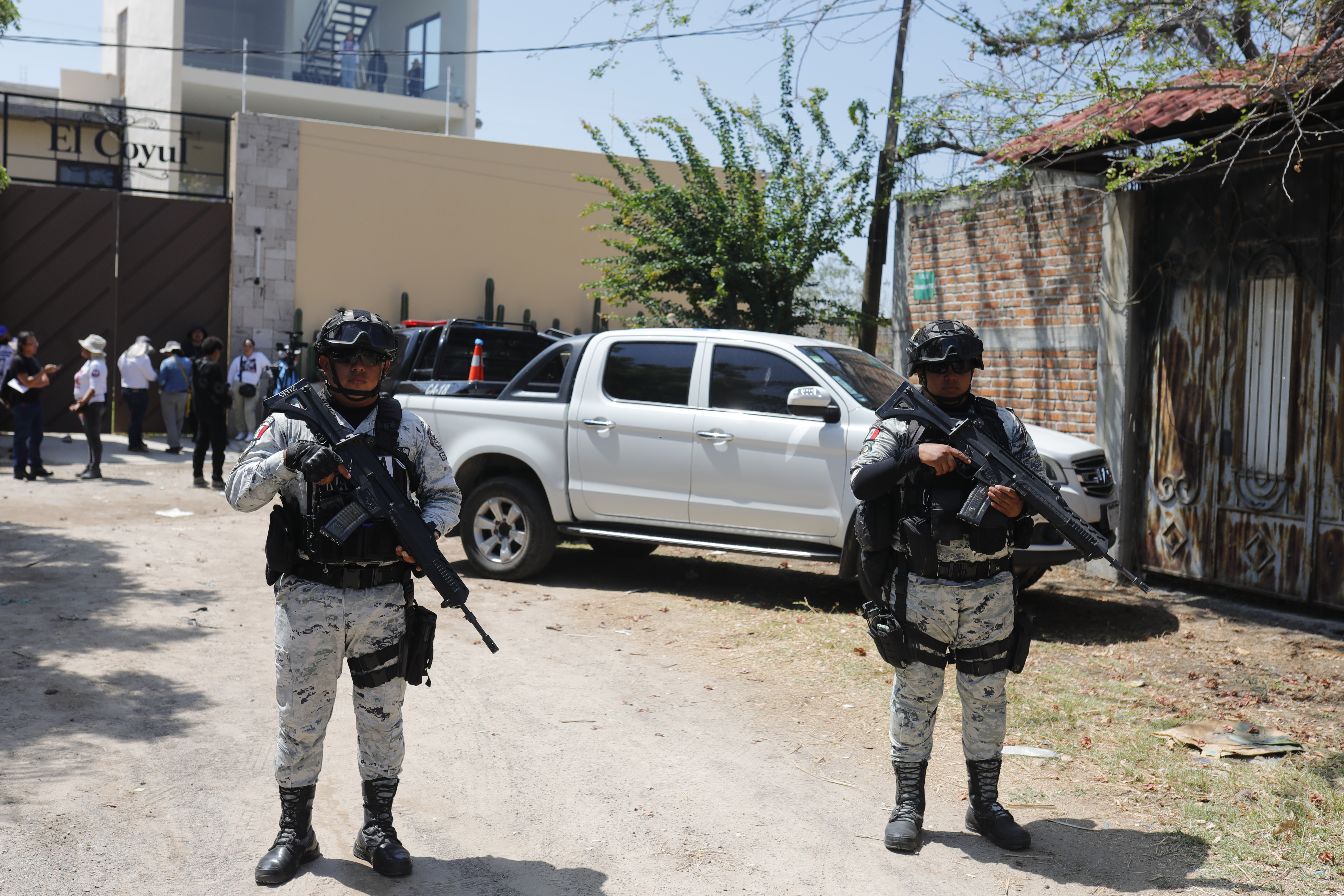 epa12966461 Members of the Mexican National Guard secure the area where a mass grave was discovered in El Salto, Mexico, 16 May 2026. Collectives known as Madre Buscadora (Searching Mothers) searching for missing persons in Jalisco reported the discovery of a clandestine burial site, with at least 60 bags containing human remains and 21 skeletons. EPA/FRANCISCO GUASCO