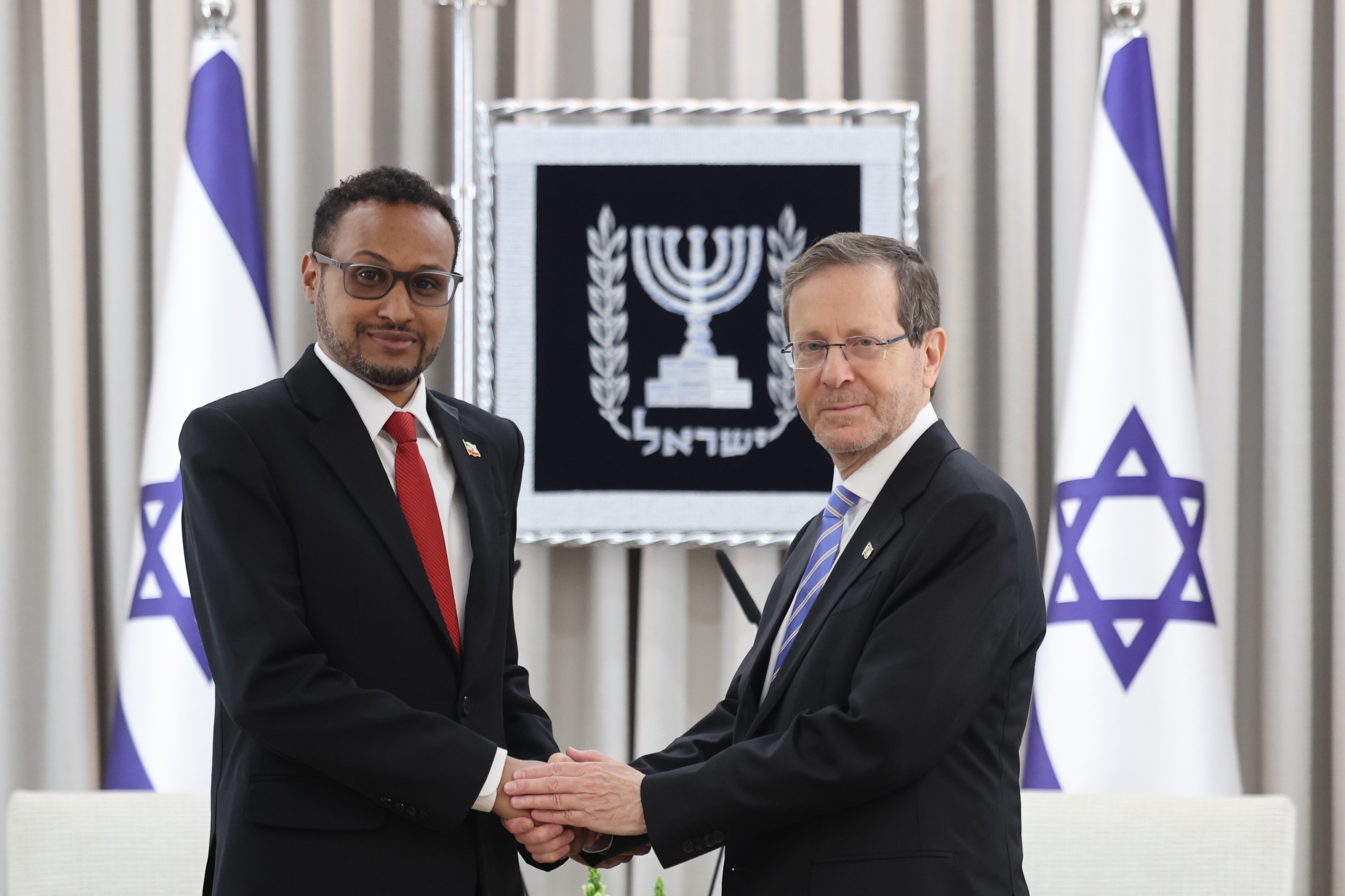 epa12970113 Israeli President Isaac Herzog meets with Somaliland Ambassador Mohamed Hagi, who presented his diplomatic credentials to become Somaliland's first ambassador to a foreign country, at the president's residence in Jerusalem, 18 May 2026. EPA/ABIR SULTAN