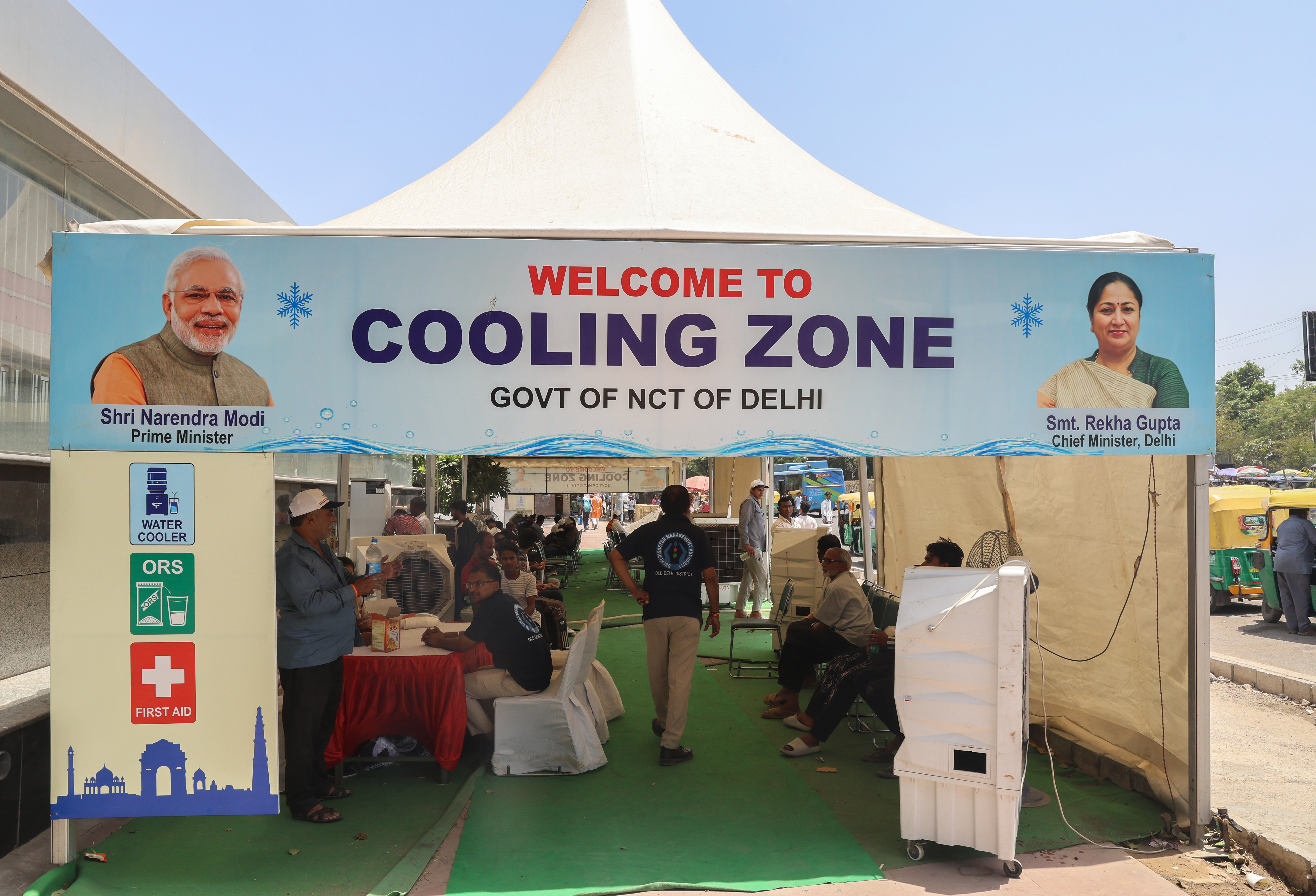 epa12973607 Indian people rest at a cooling zone setup by the Delhi government due to the heatwave in New Delhi, India, 19 May 2026. The Delhi government has set up a cooling zone for the people, where ORS, caps and water are distributed free of cost. Also air coolers, fans and sitting arrangements have been provided for locals due to the heatwave. The India Meteorological Department (IMD) issued a severe heat wave warning for large parts of northwest and central India for the coming days. According to the IMD, Delhi registered a 45-degree Celsius temperature. EPA/RAJAT GUPTA