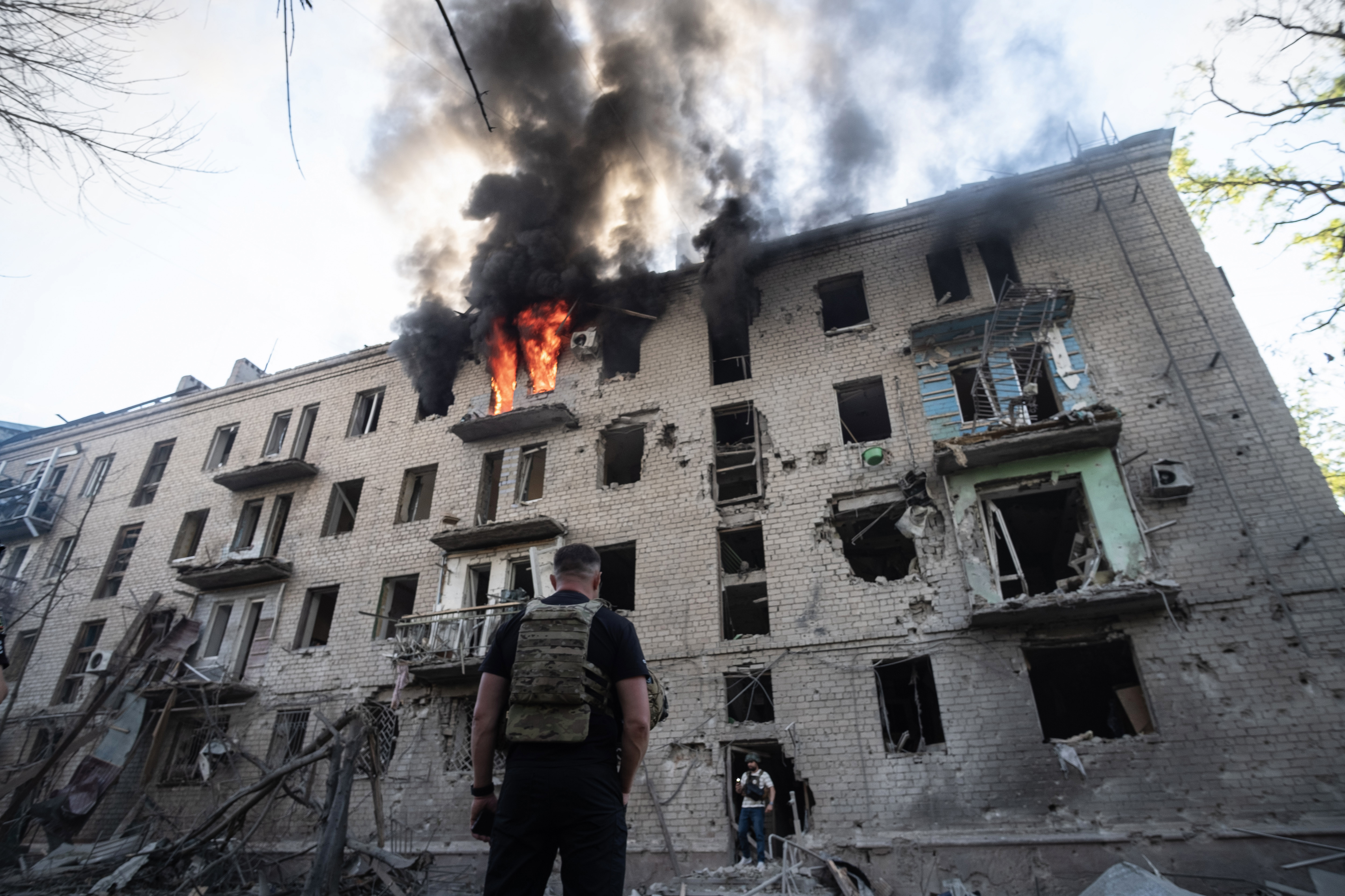 epaselect epa12993636 A fire engulfs a building following a Russian airstrike on a residential area in Kramatorsk, Donetsk region, eastern Ukraine, 25 May 2026, amid the Russian invasion. At least 12 people, including a child, were injured in the attack, according to the Head of the Donetsk Regional Administration, Vadym Filashkin. EPA/MARIA SENOVILLA