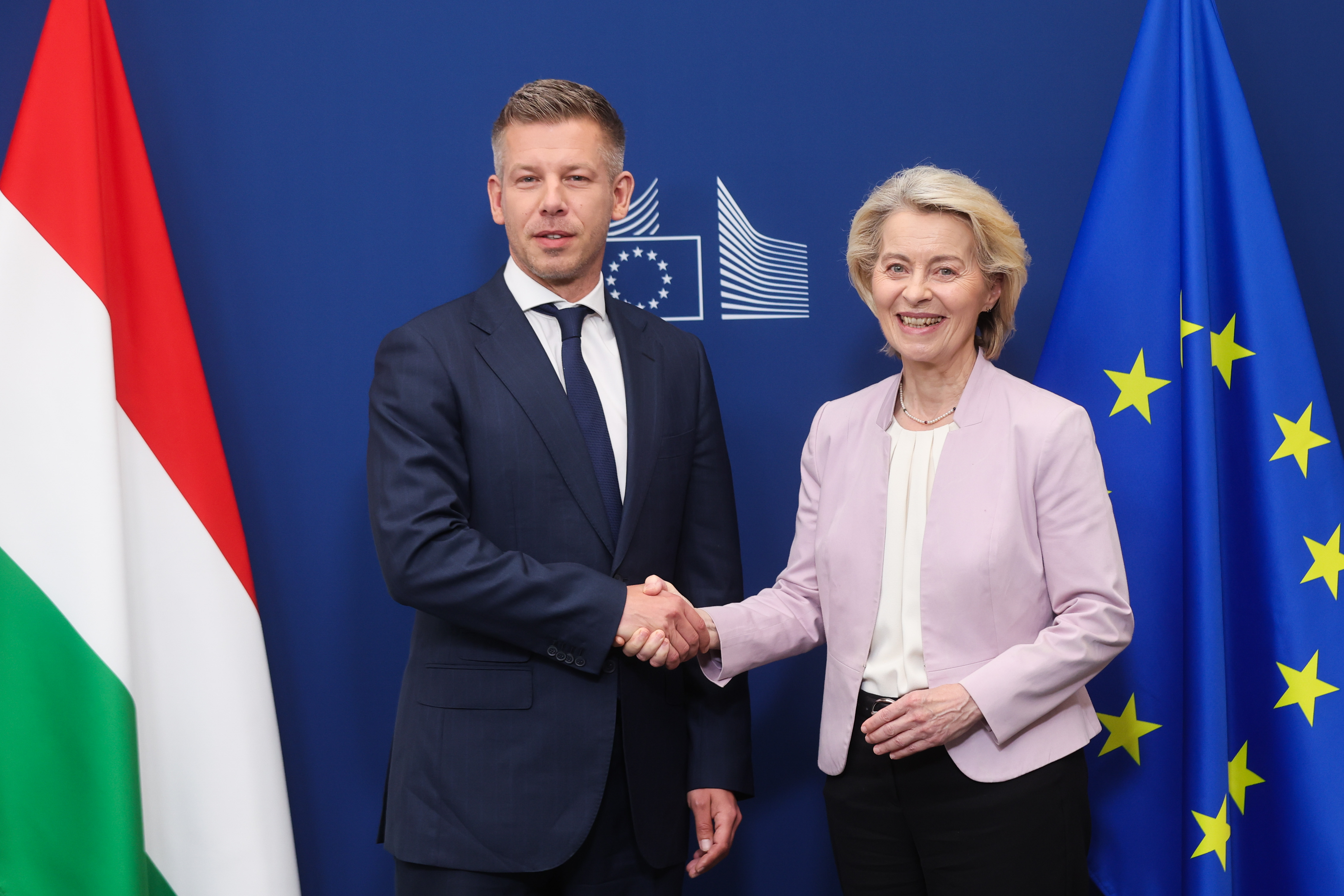 epa13002053 Hungarian Prime Minister Peter Magyar (L) is welcomed by European Commission President Ursula von der Leyen (R) ahead of a meeting at the European Commission headquarters in Brussels, Belgium, 29 May 2026. The talks focus on efforts to unlock billions of euros in frozen European Union funds for Hungary, as both sides seek to finalize an agreement on rule-of-law reforms, anti-corruption measures and Hungary's future cooperation with EU institutions. EPA/OLIVIER HOSLET