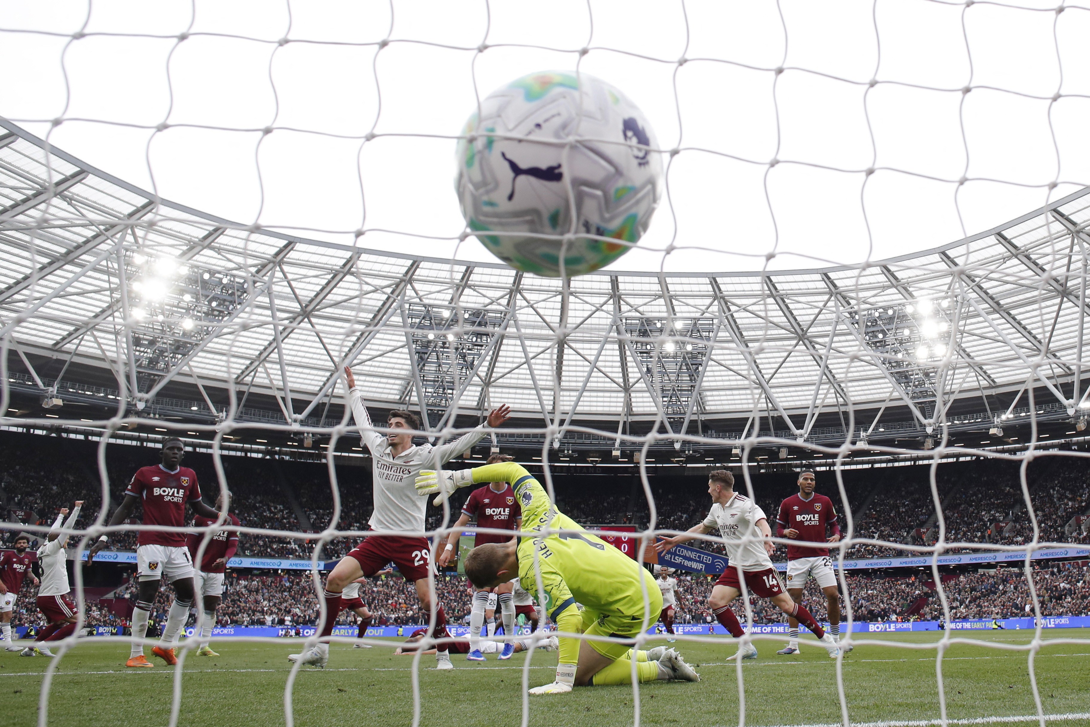 Soccer Football - Premier League - West Ham United v Arsenal - London Stadium, London, Britain - May 10, 2026 Arsenal's Leandro Trossard scores their first goal Action Images via Reuters/Andrew Couldridge EDITORIAL USE ONLY. NO USE WITH UNAUTHORIZED AUDIO, VIDEO, DATA, FIXTURE LISTS, CLUB/LEAGUE LOGOS OR 'LIVE' SERVICES. ONLINE IN-MATCH USE LIMITED TO 120 IMAGES, NO VIDEO EMULATION. NO USE IN BETTING, GAMES OR SINGLE CLUB/LEAGUE/PLAYER PUBLICATIONS. PLEASE CONTACT YOUR ACCOUNT REPRESENTATIVE FOR FURTHER DETAILS..