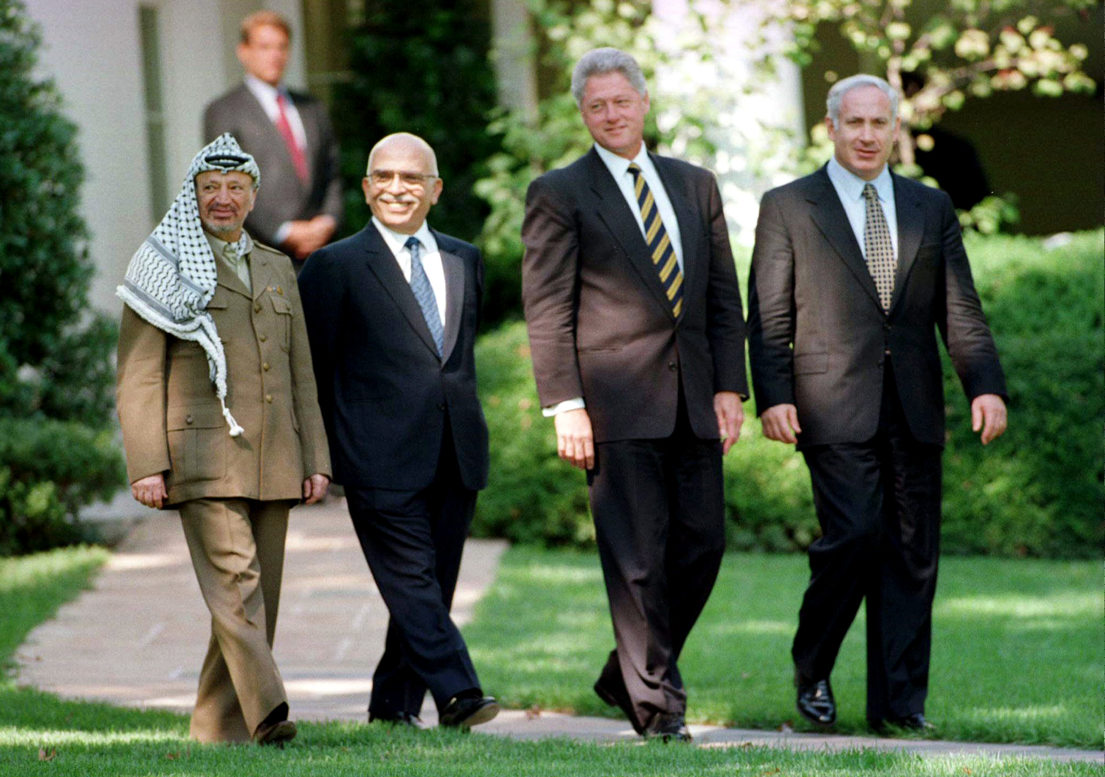 Palestinian President Yasser Arafat, Jordan’s King Hussein, US President Bill Clinton, and Israeli Prime Minister Benjamin Netanyahu gather on the first day of a group Middle East crisis summit meeting on October 1, 1996 in Washington, DC