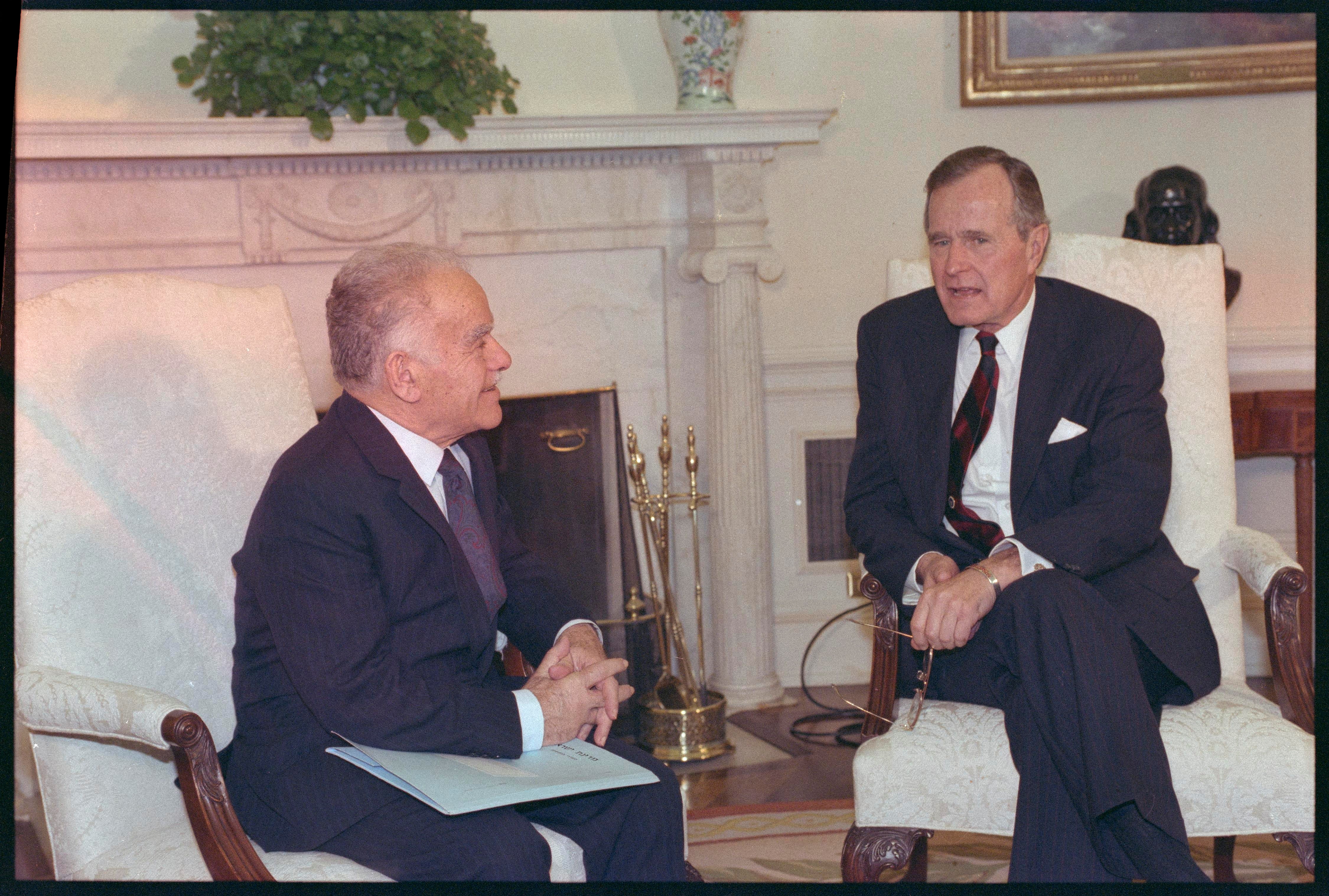 Israeli Prime Minister Yitzhak Shamir meets US President George Bush on November 15, 1989 at the White House in Washington, DC