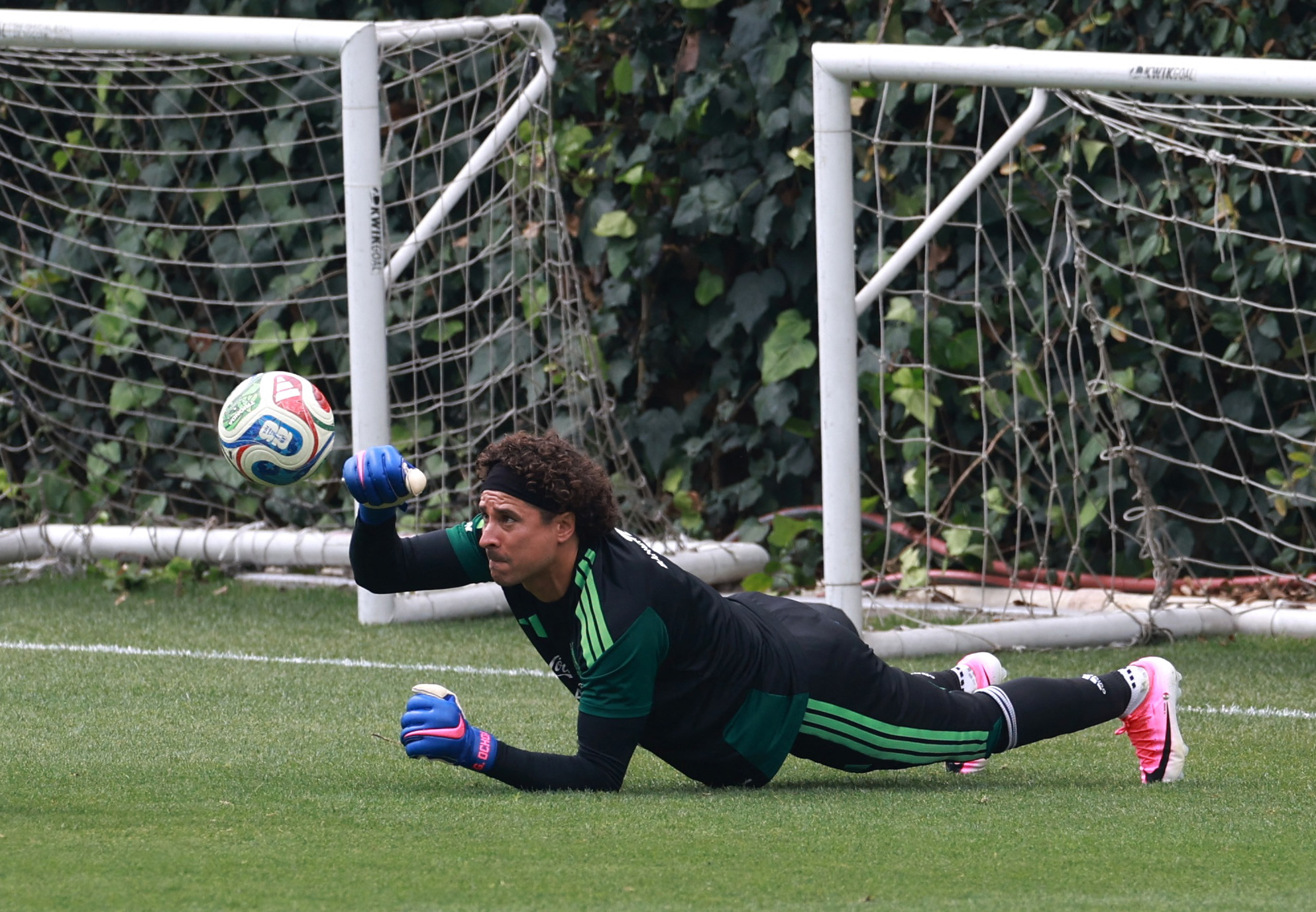Soccer Football - FIFA World Cup 2026 - Mexico Training - Centro de Alto Rendimiento, Mexico City, Mexico - June 6, 2026 Mexico's Guillermo Ochoa during training REUTERS/Henry Romero