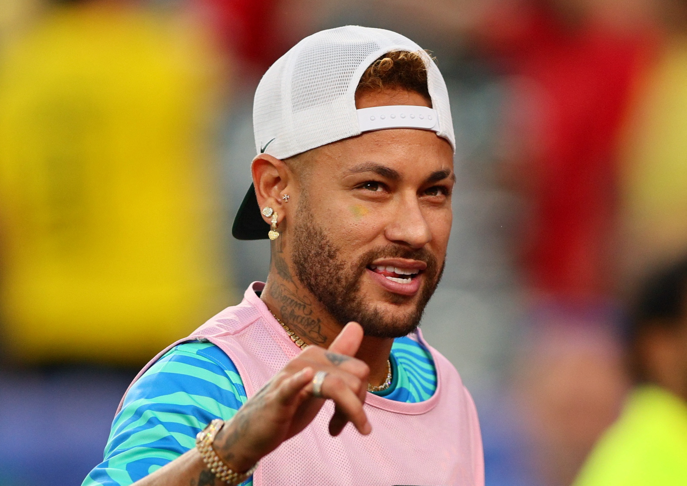 Neymar puts his thumbs up