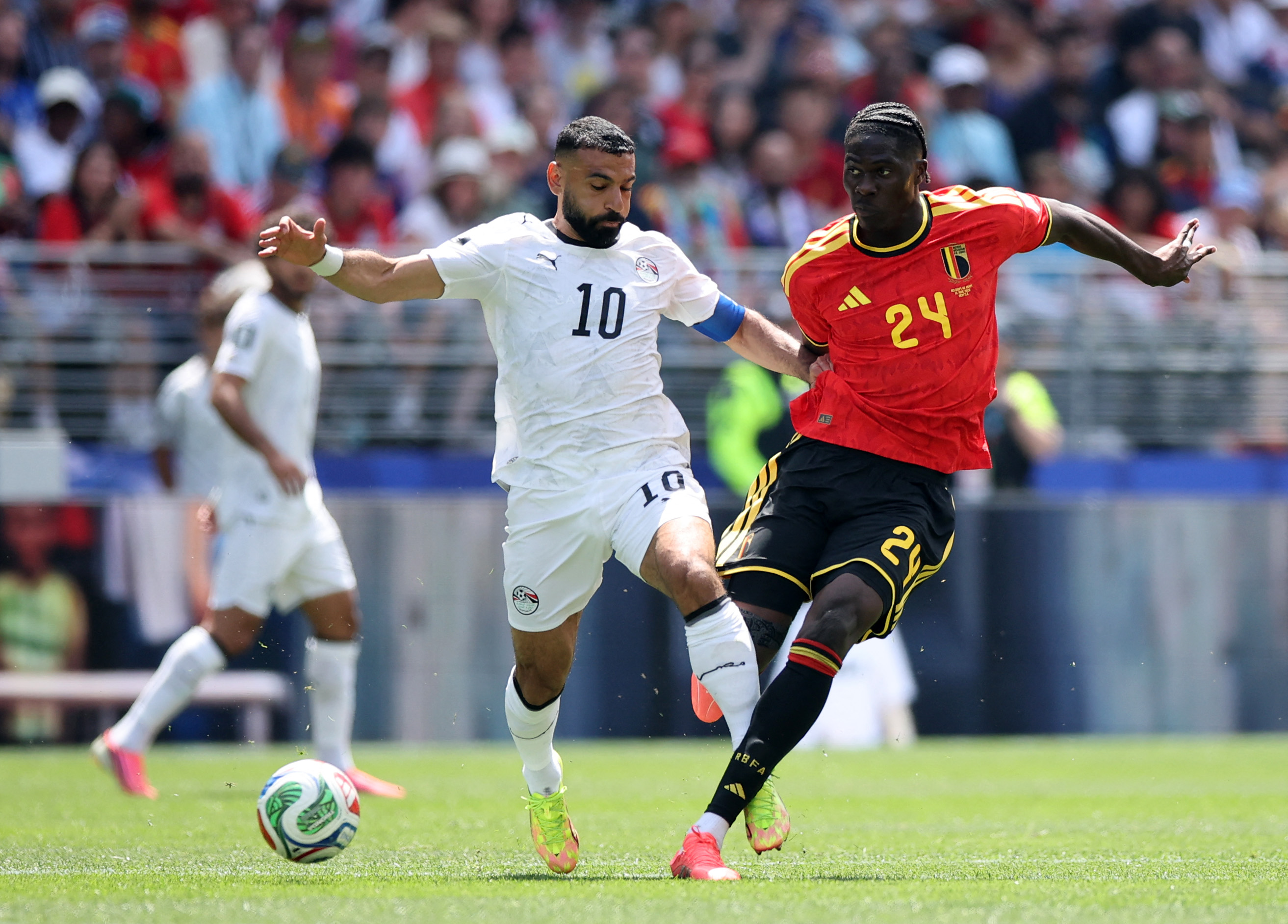 SEATTLE, WASHINGTON - JUNE 15: Amadou Onana #24 of Belgium is challenged by Mohamed Salah #10 of Egypt during the FIFA World Cup 2026 Group G match between Belgium and Egypt at Seattle Stadium on June 15, 2026 in Seattle, Washington. Alex Grimm/Getty Images/AFP (Photo by ALEX GRIMM / GETTY IMAGES NORTH AMERICA / Getty Images via AFP)