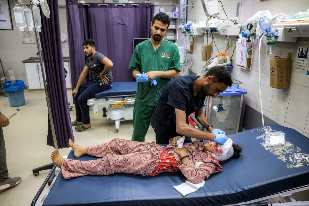 EDITORS NOTE: Graphic content / An injured boy receives treatment at a hospital ward in Khan Yunis in the southern Gaza Strip on July 7, 2026, following a reported Israeli attack in the Mawasi area in Khan Yunis. Violence continues in Gaza despite a ceasefire between Hamas and Israel in place since October 2025. At least 1,072 Palestinians have been killed in the territory since the truce took effect, according to the territory's health ministry, which operates under Hamas authority and whose figures are considered reliable by the United Nations. (Photo by Bashar Taleb / AFP)