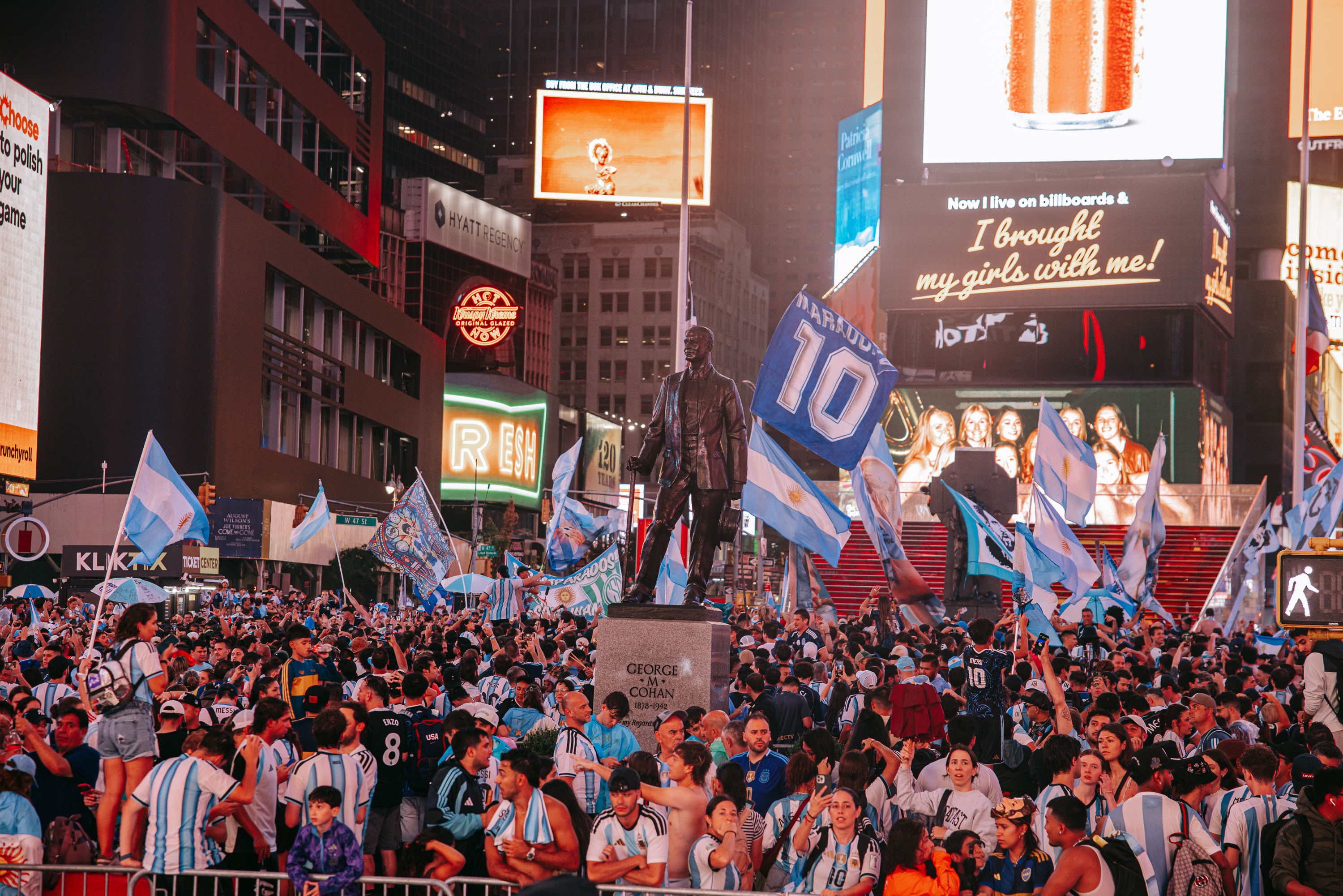epa13119908 Argentinian soccer fans take over Times Square ahead of the World Cup final game, in New York, New York, USA, 18 July 2026. EPA/OLGA FEDOROVA