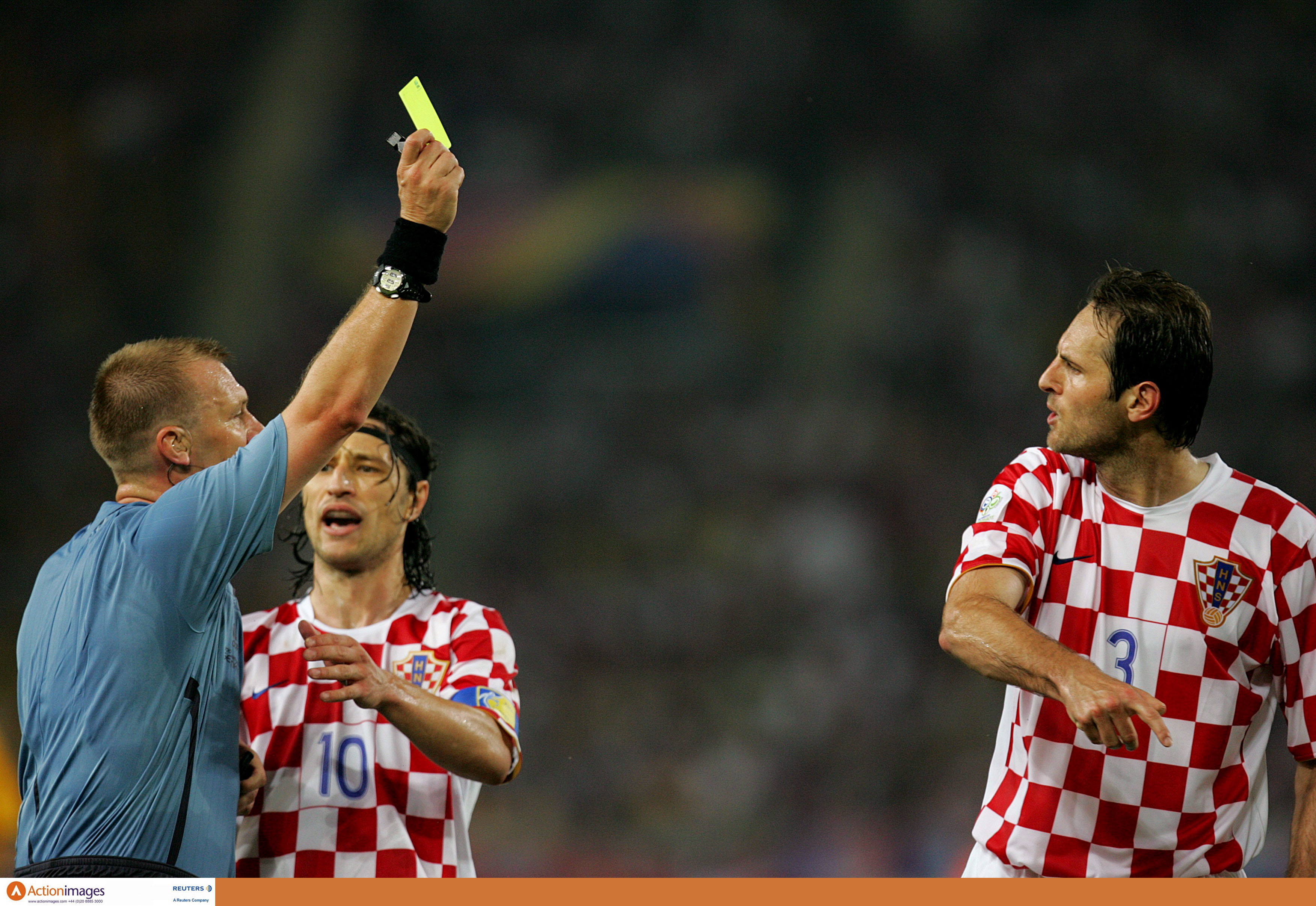 Football - Australia v Croatia - 2006 FIFA World Cup Germany - Group F - Gottlieb-Daimler-Stadion, Stuttgart - 22/6/06 Referee Graham Poll shows Josip Simunic his first yellow card Mandatory Credit: Action Images / Michael Regan Livepic