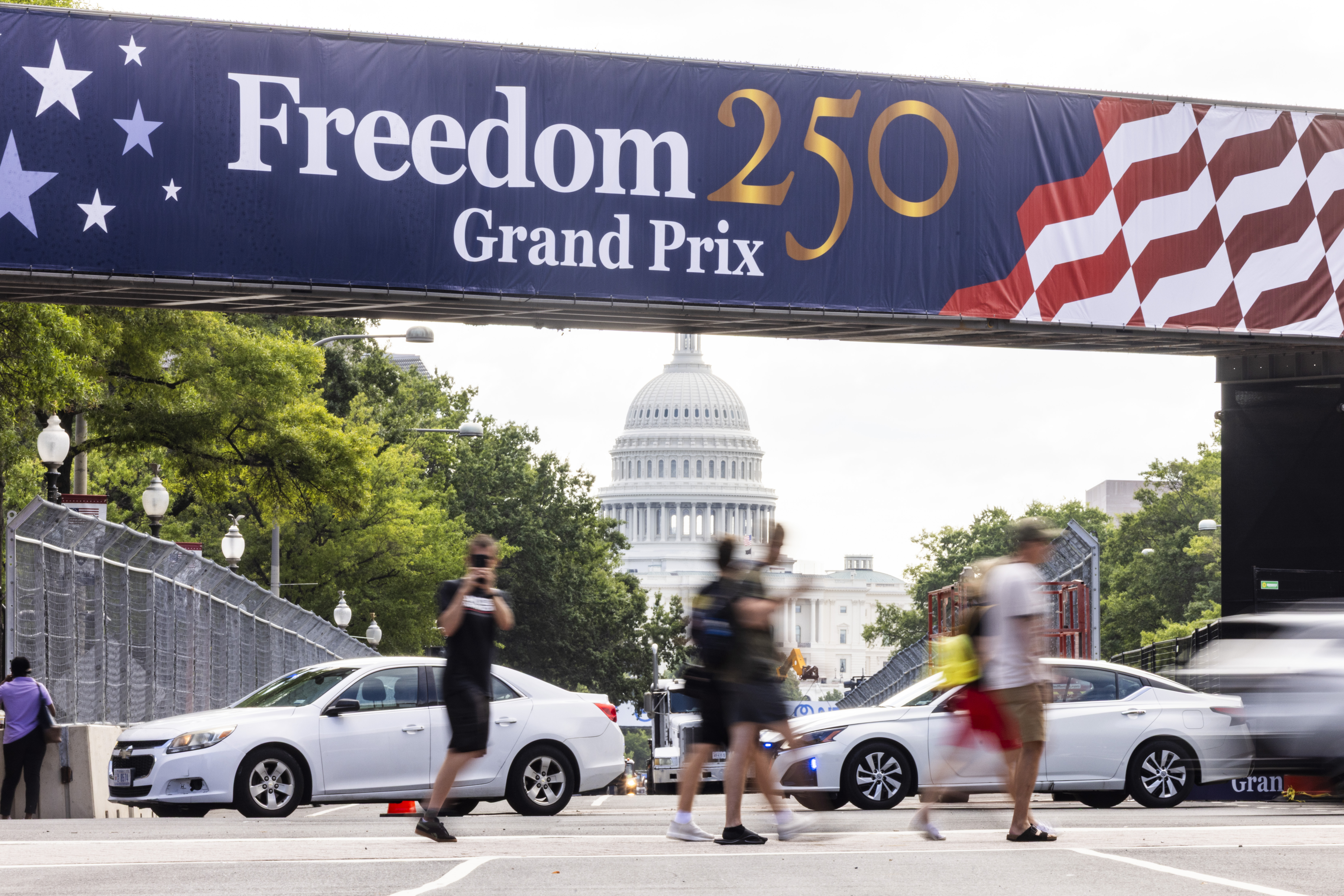 epa13176209 A walkway above Pennsylvania Avenue displays a banner for the upcoming Freedom 250 Grand Prix in Washington DC, USA, 17 August 2026. The race, the first IndyCar event to take place near the National Mall, is scheduled for 22-23 August. EPA/JIM LO SCALZO