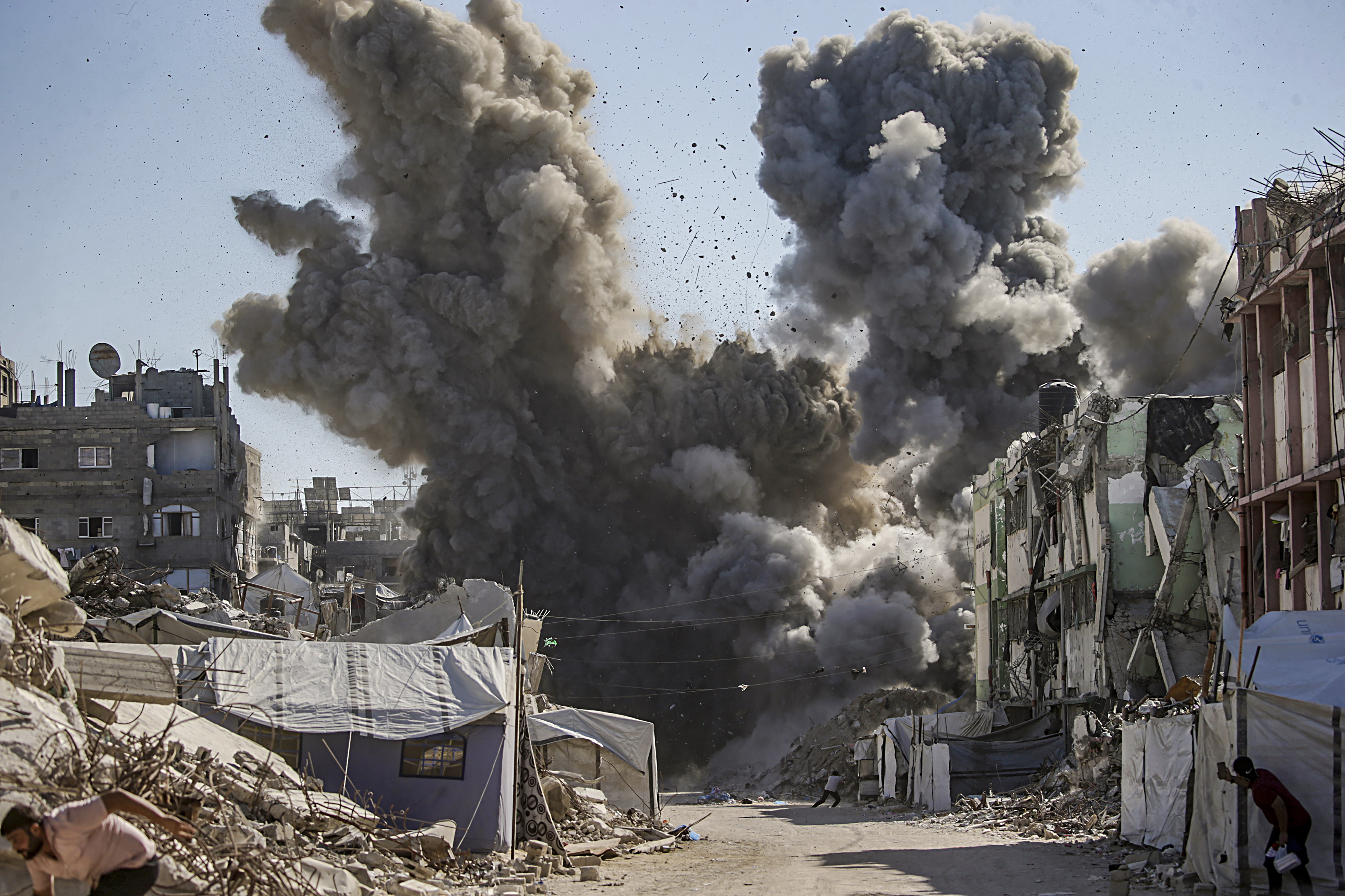 epaselect epa13189061 Smoke rises following an Israeli airstrike in the Al Sheikh Radwan neighborhood, northwest Gaza City, Gaza Strip, 24 August 2026. EPA/MOHAMMED SABER