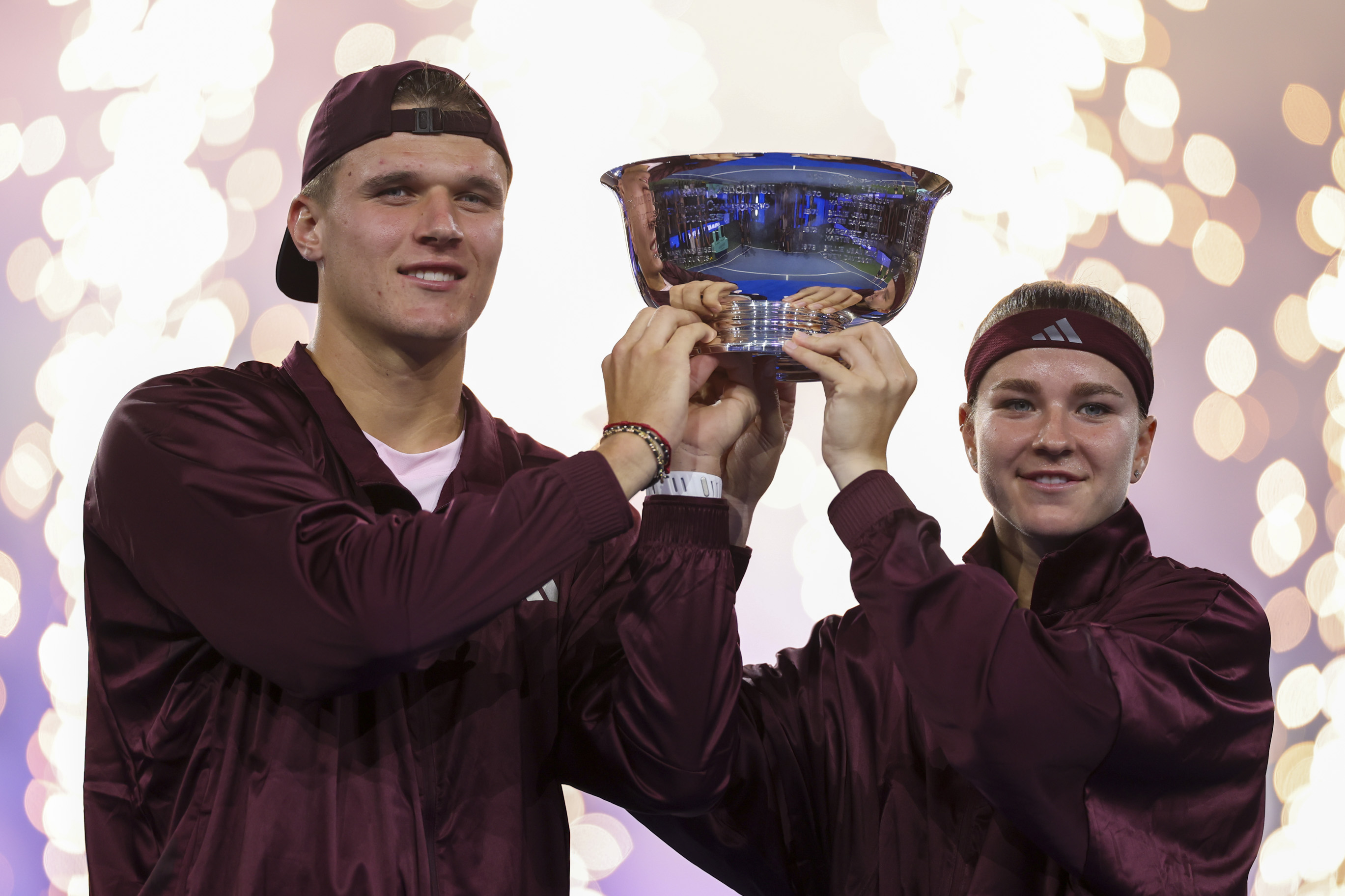 epa13193861 Jakub Mensik (L) and Karolina Muchova (R) of Czechia pose with their trophy after winning the final round of the Mixed Doubles Championship against Belinda Bencic of Switzerland and Flavio Cobolli of Italy at the Arthur Ashe Stadium in the USTA Billie Jean King National Tennis Center in Flushing Meadows, New York, USA, 26 August 2026. EPA/SARAH YENESEL