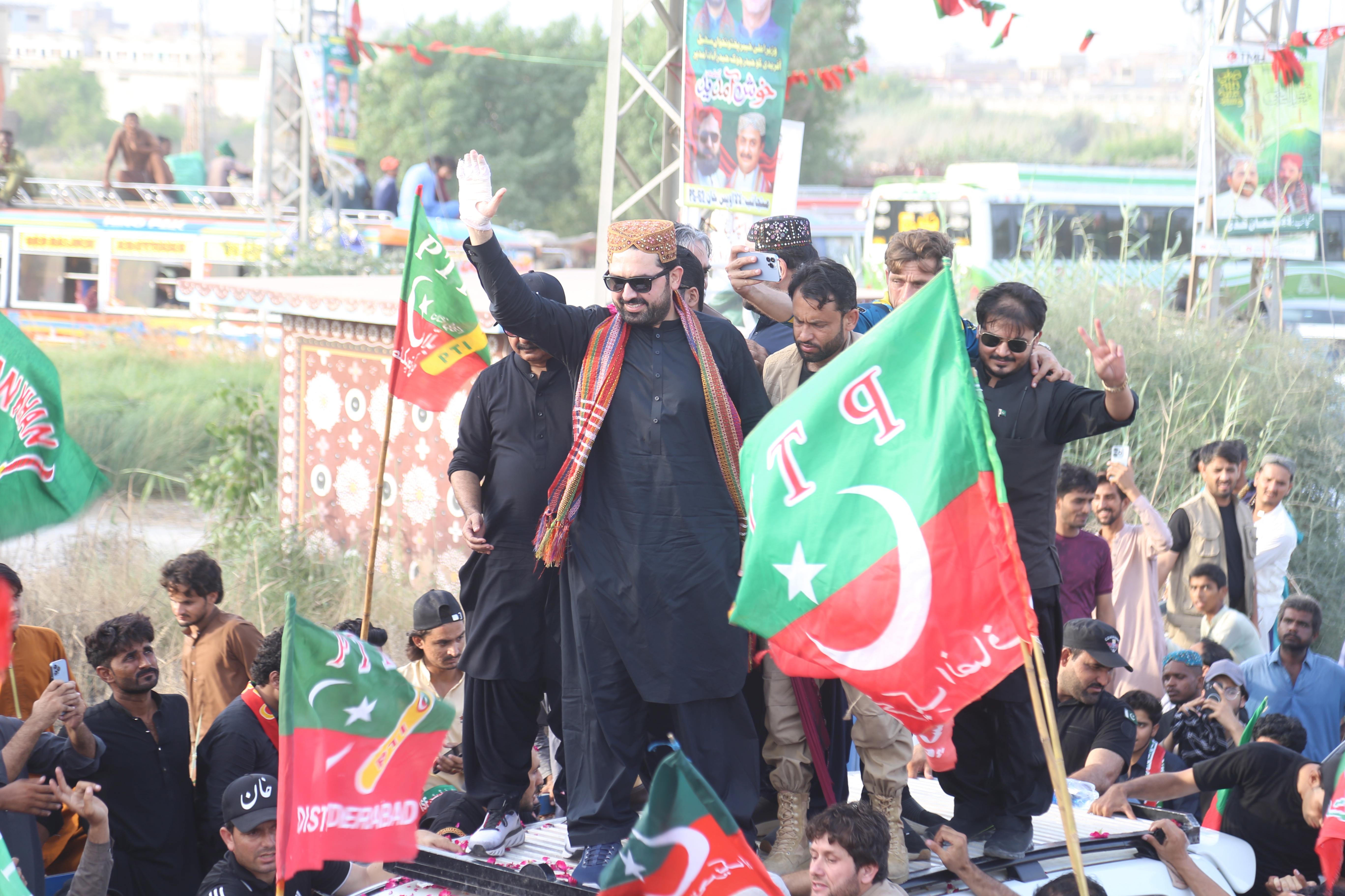 epa13218241 Supporters welcome Khyber Pakhtunkhwa Chief Minister Sohail Afridi (C) in Hyderabad, Pakistan, 06 September 2026. Afridi said he would remain in Sindh until the Pakistan Tehreek-e-Insaf (PTI) held its planned rally in Karachi, as the party mobilizes supporters for a nationwide protest on 27 September demanding the release of its founder Imran Khan and access to medical treatment. EPA/NADEEM KHAWAR