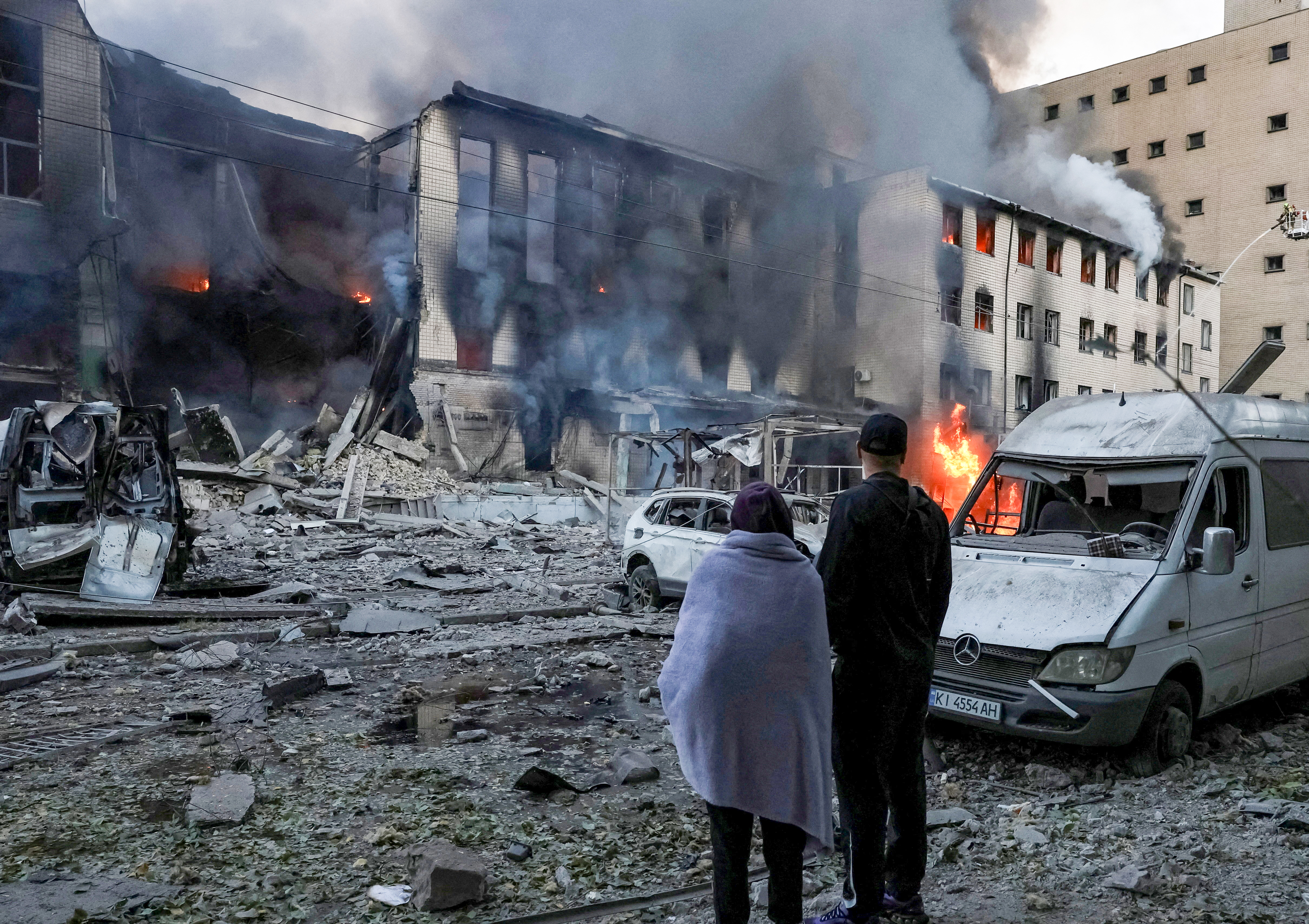 Residents stand at a site of a Russian missile attack, amid Russia's attack on Ukraine, in Kyiv, Ukraine September 8, 2026. REUTERS/Stringer TPX IMAGES OF THE DAY