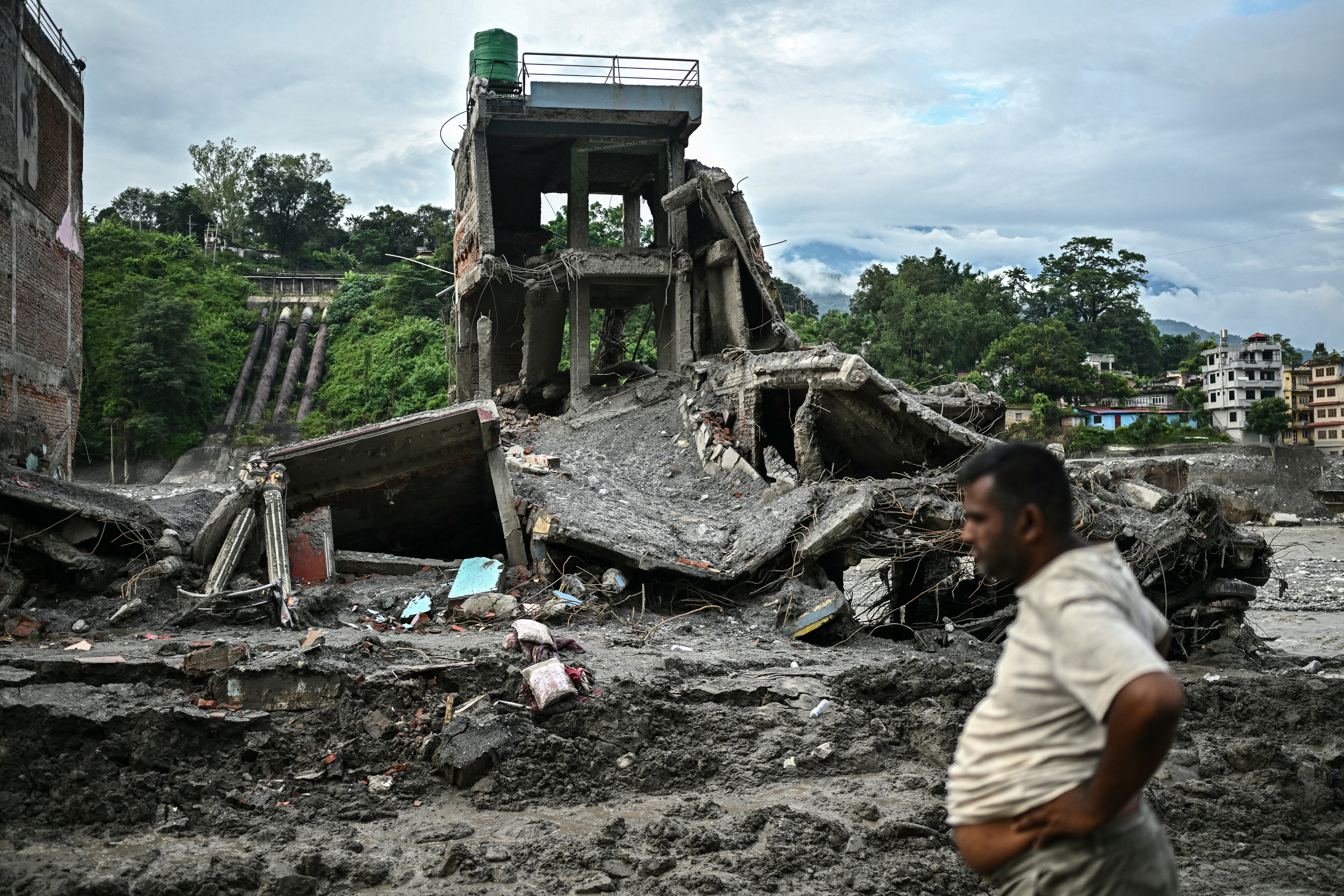 Nepal flood survivors face overwhelming devastation