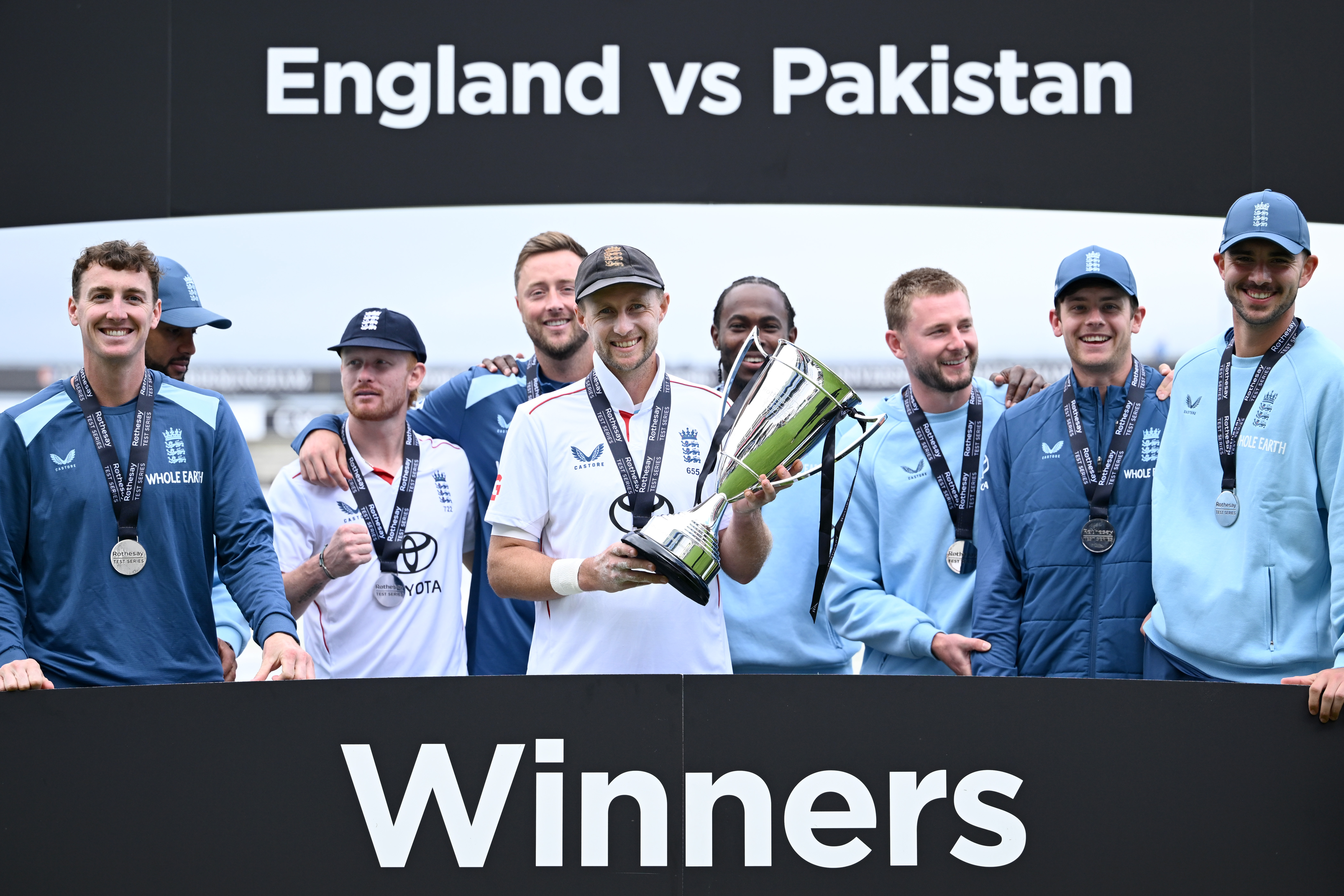 BIRMINGHAM, ENGLAND - SEPTEMBER 12: England captain Joe Root lifts the series trophy after winning the 3rd Rothesay Test Match between England and Pakistan at Edgbaston on September 12, 2026 in Birmingham, England. (Photo by Gareth Copley/Getty Images)