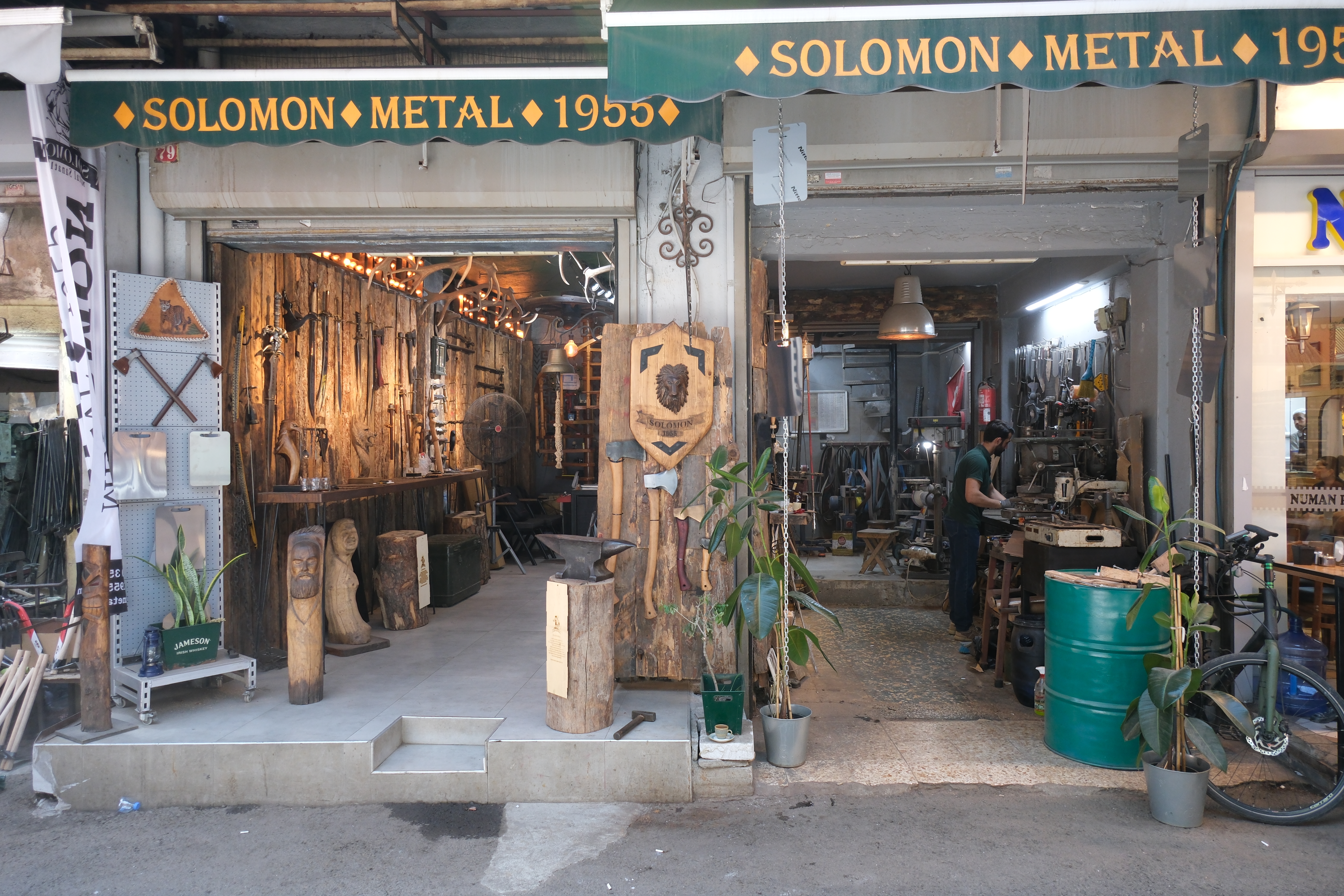 The Akdemir family’s workshop is now the only active hot-blacksmithing forge remaining in İzmir’s historic Kemeraltı bazaar, according to the İzmir Ironworkers Craftsmen and Artisans Chamber