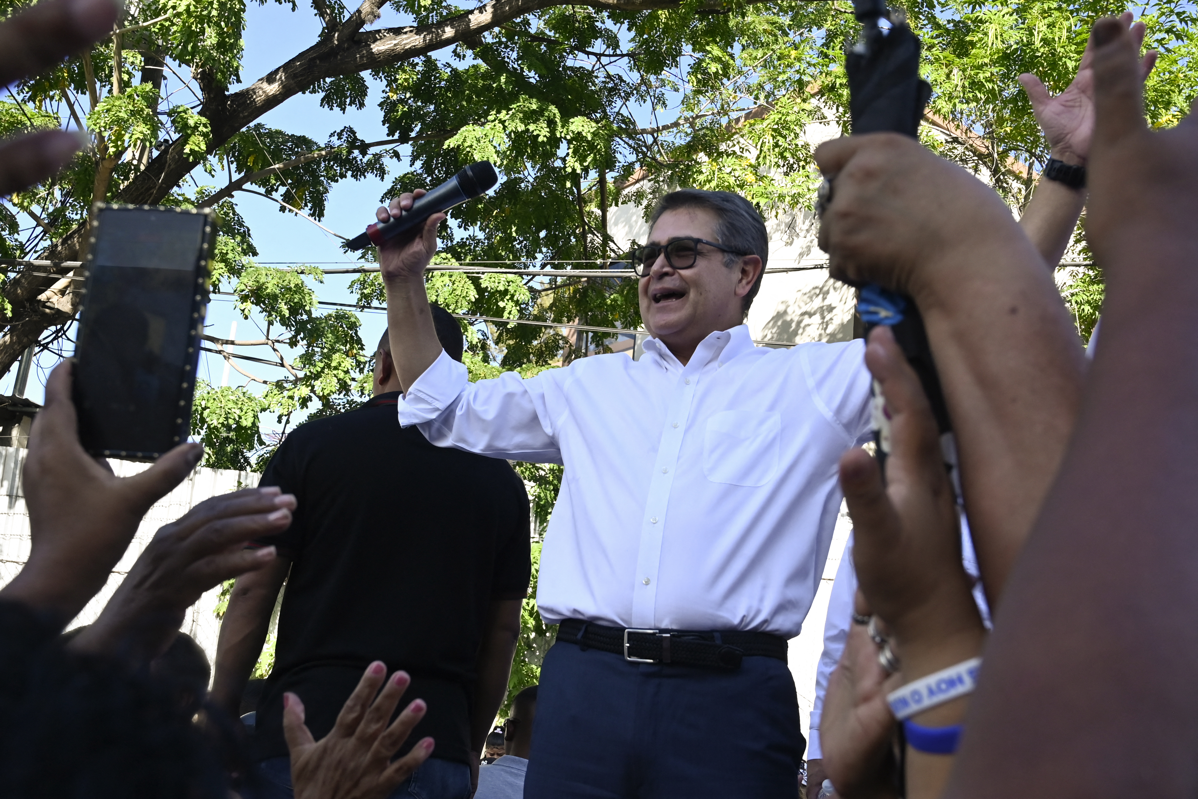 Former Honduran president Juan Orlando Hernandez (2014-2022) greets supporters outside the Supreme Court of Justice in Tegucigalpa on September 1, 2026, after a judge dismissed corruption charges against him.