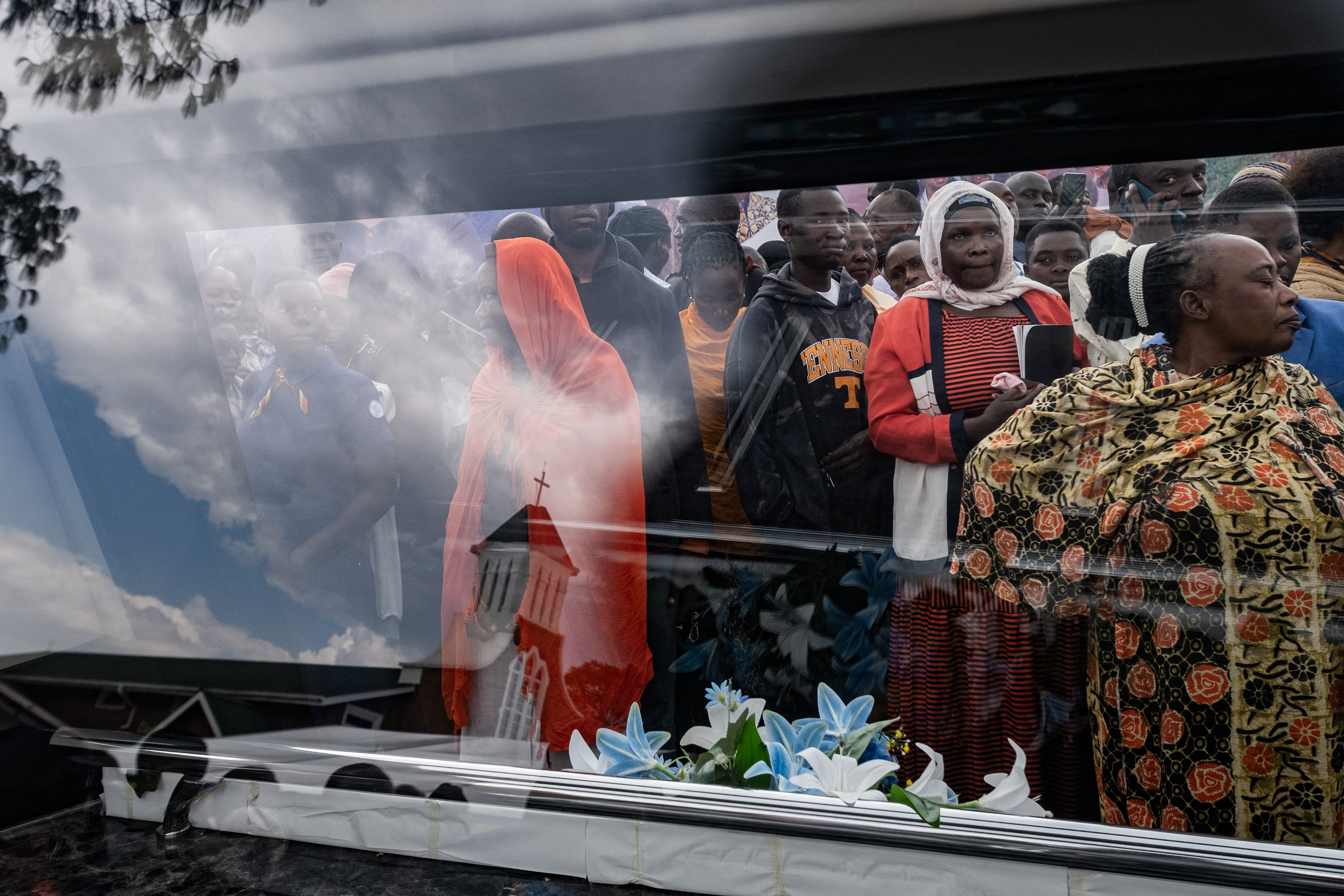 TOPSHOT - Members of the public react as the body of the late King Oyo Nyimba Kabamba Iguru Rukidi IV makes its way to Karambi Royal Tombs for burial in Fort Portal, Uganda, on September 12, 2026 [AFP]