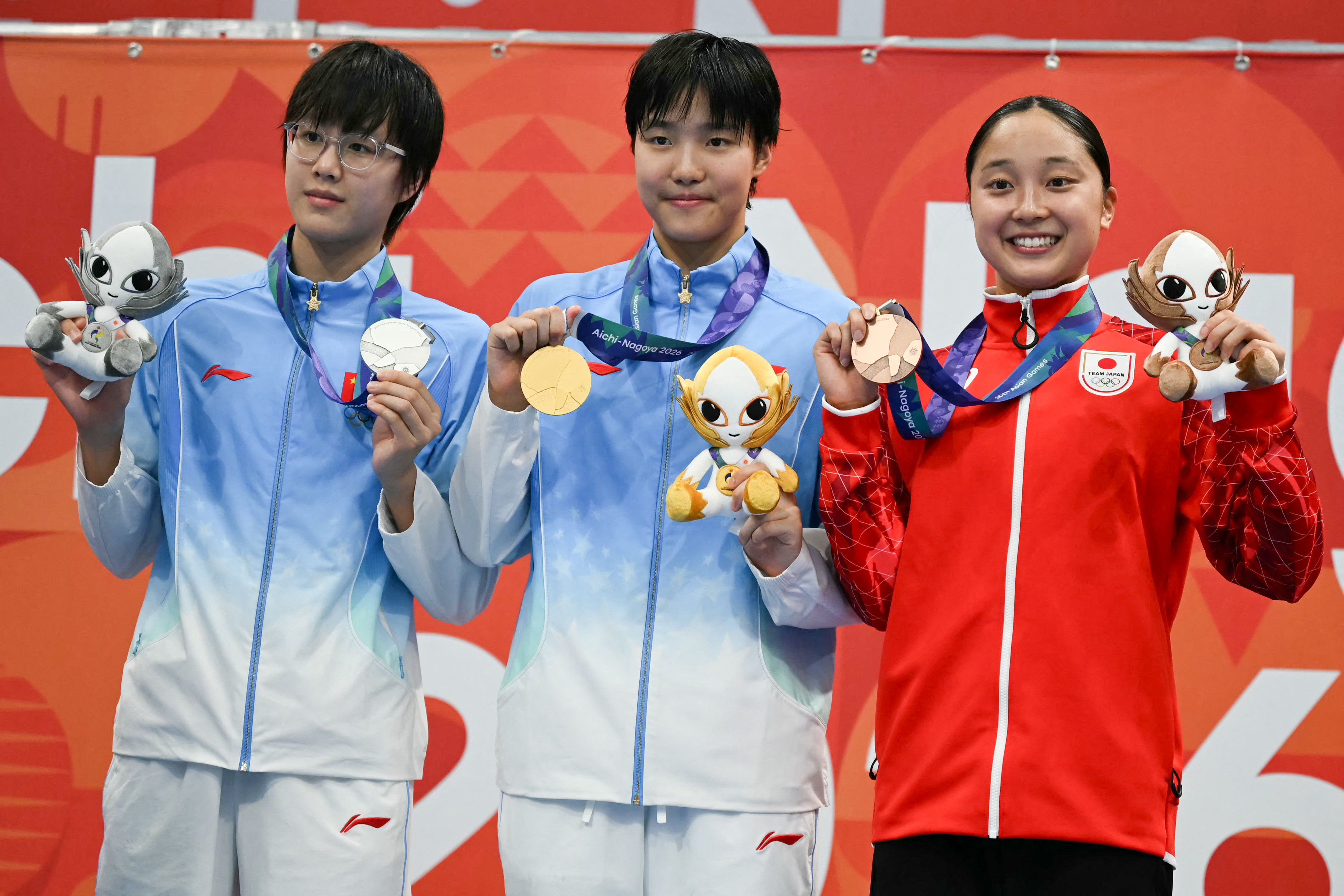 Gold medallist China's Yu Zidi, centre, poses on the podium with compatriot silver medallist Ke Wenxi and bronze medallist Mio Narita