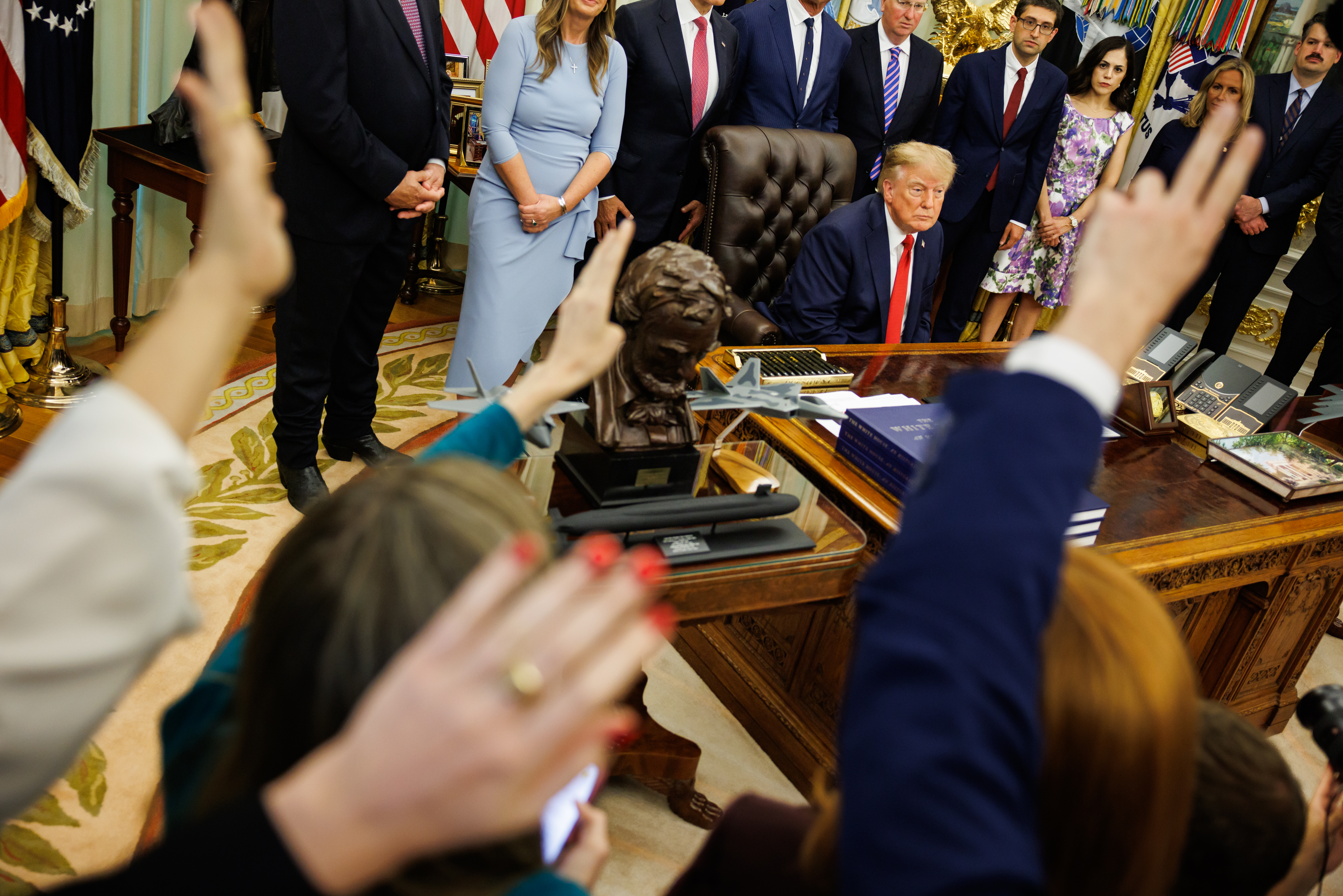 epa13249099 US President Donald Trump answers questions from reporters after announcing new 'most favored nation' pricing for certain drugs in the Oval Office of the White House in Washington, DC, USA, 18 September 2026. The policy aims to allow state Medicaid programs to access lower drug prices negotiated by foreign nations. EPA/Samuel Corum / POOL