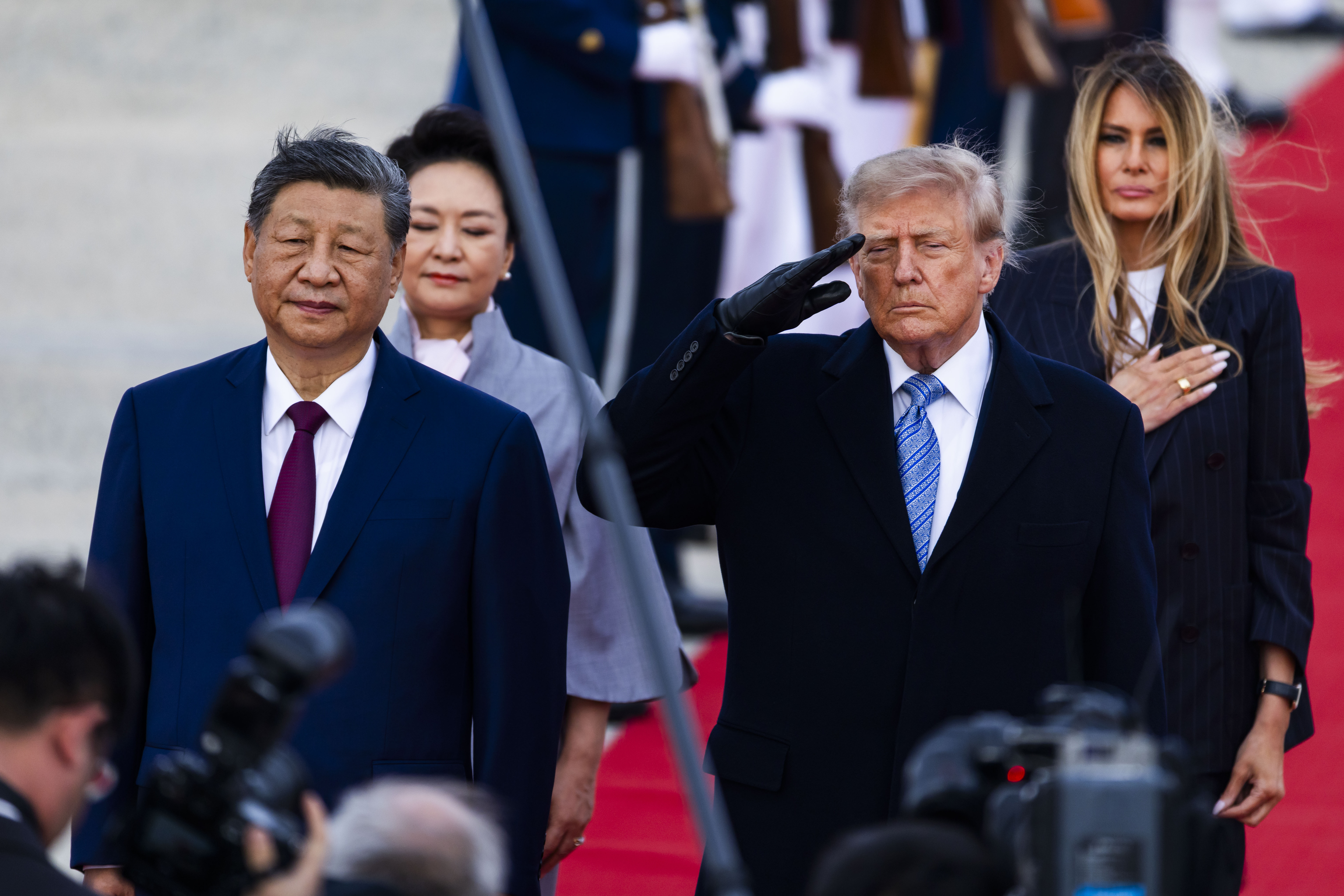 epaselect epa13258794 US President Donald Trump (C) greets Chinese President Xi Jinping (L) upon his arrival at Joint Base Andrews, Maryland, USA, 23 September 2026. US President Donald Trump and Chinese President Xi Jinping are scheduled to hold bilateral talks during Xi's state visit to the United States. EPA/JIM LO SCALZO
