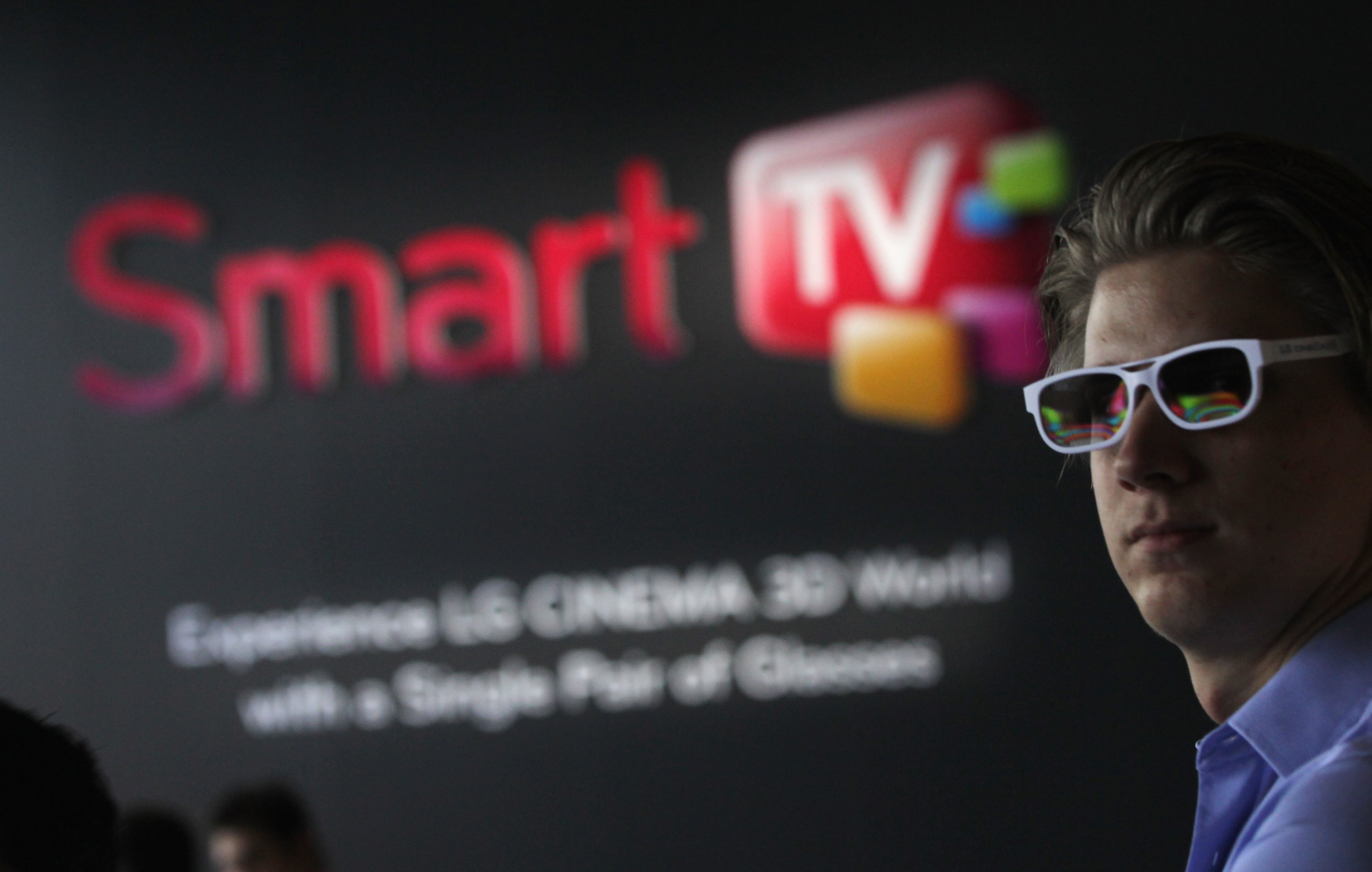BERLIN, GERMANY - SEPTEMBER 02: A visitor wears 3D glasses while watching a presentation of 3D Smart TV at the LG stand at the IFA 2011 consumer technology trade fair on the first day of the fair's official opening on September 2, 2011 in Berlin, Germany. The IFA 2011 will be open to the public from September 2-7. (Photo by Sean Gallup/Getty Images)