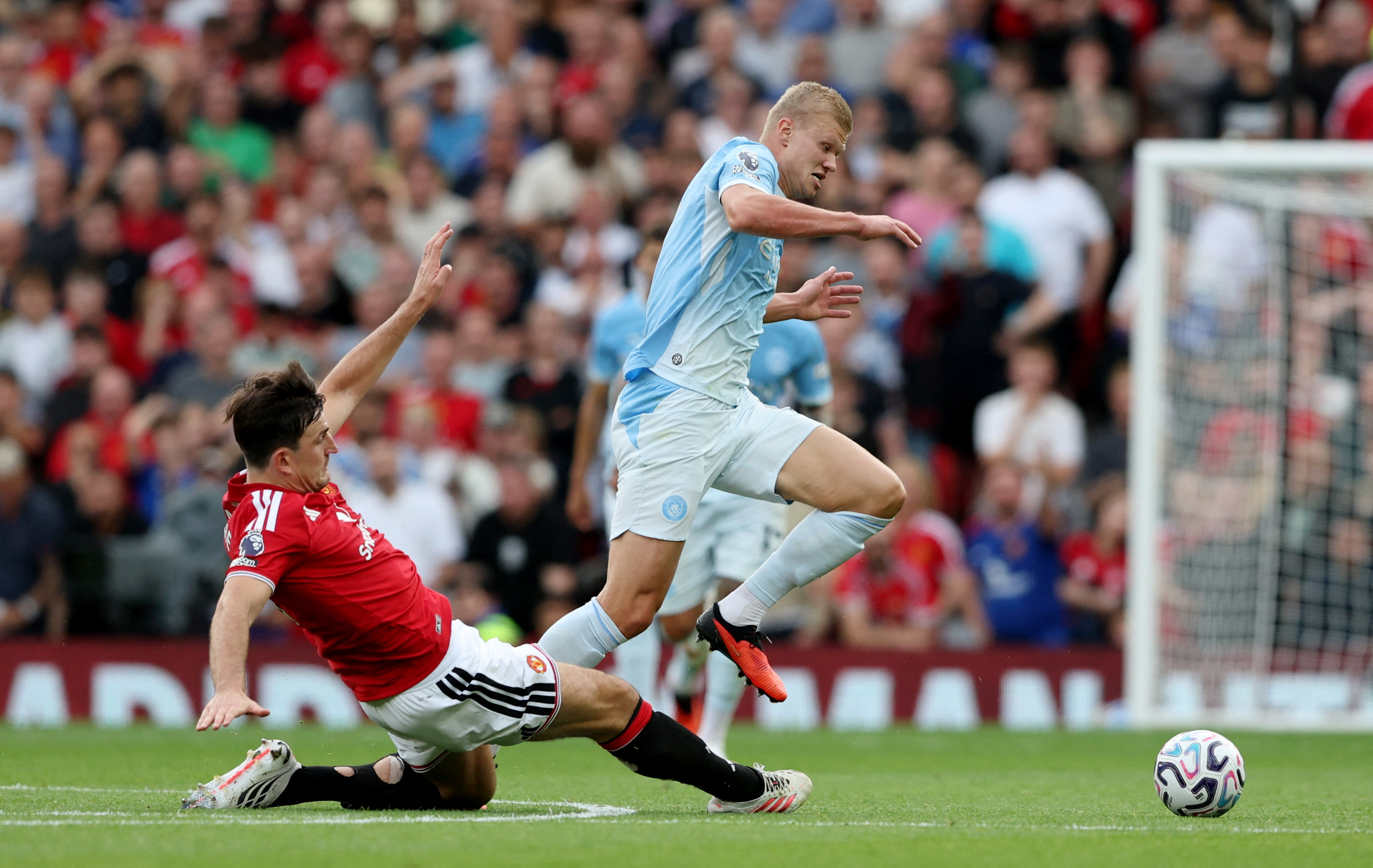 Soccer Football - Premier League - Manchester United v Manchester City - Old Trafford, Manchester, Britain - September 13, 2026 Manchester City's Erling Haaland in action with Manchester United's Harry Maguire REUTERS/Scott Heppell EDITORIAL USE ONLY. NO USE WITH UNAUTHORIZED AUDIO, VIDEO, DATA, FIXTURE LISTS, CLUB/LEAGUE LOGOS OR 'LIVE' SERVICES. ONLINE IN-MATCH USE LIMITED TO 120 IMAGES, NO VIDEO EMULATION. NO USE IN BETTING, GAMES OR SINGLE CLUB/LEAGUE/PLAYER PUBLICATIONS. PLEASE CONTACT YOUR ACCOUNT REPRESENTATIVE FOR FURTHER DETAILS..